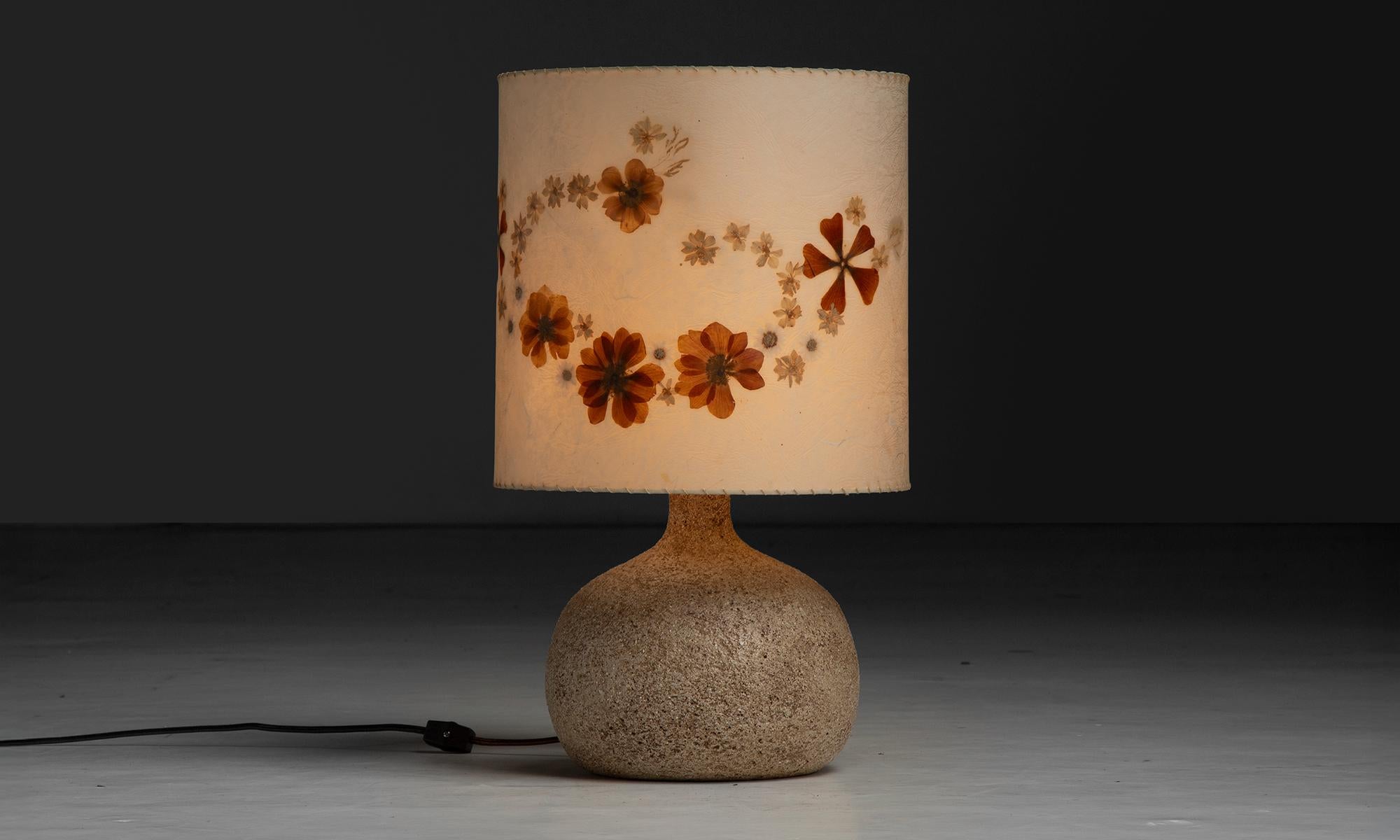 Lámpara de gres

Francia, 1960

Lámpara con base de gres y pantalla de resina y flores prensadas.

12 
