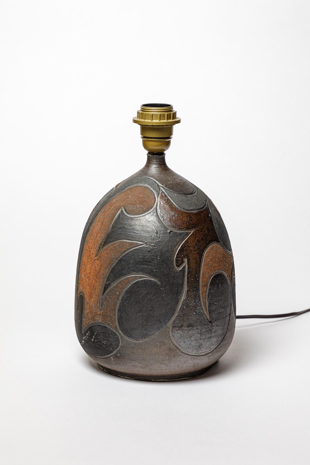 Lampada in gres con decorazione geometrica di George Martin.
Monogram dell'artista sulla base. Circa 1970-1980.
H. : 10,2 x 7,5 pollici (solo ceramica).
Venduto con un sistema elettrico europeo.