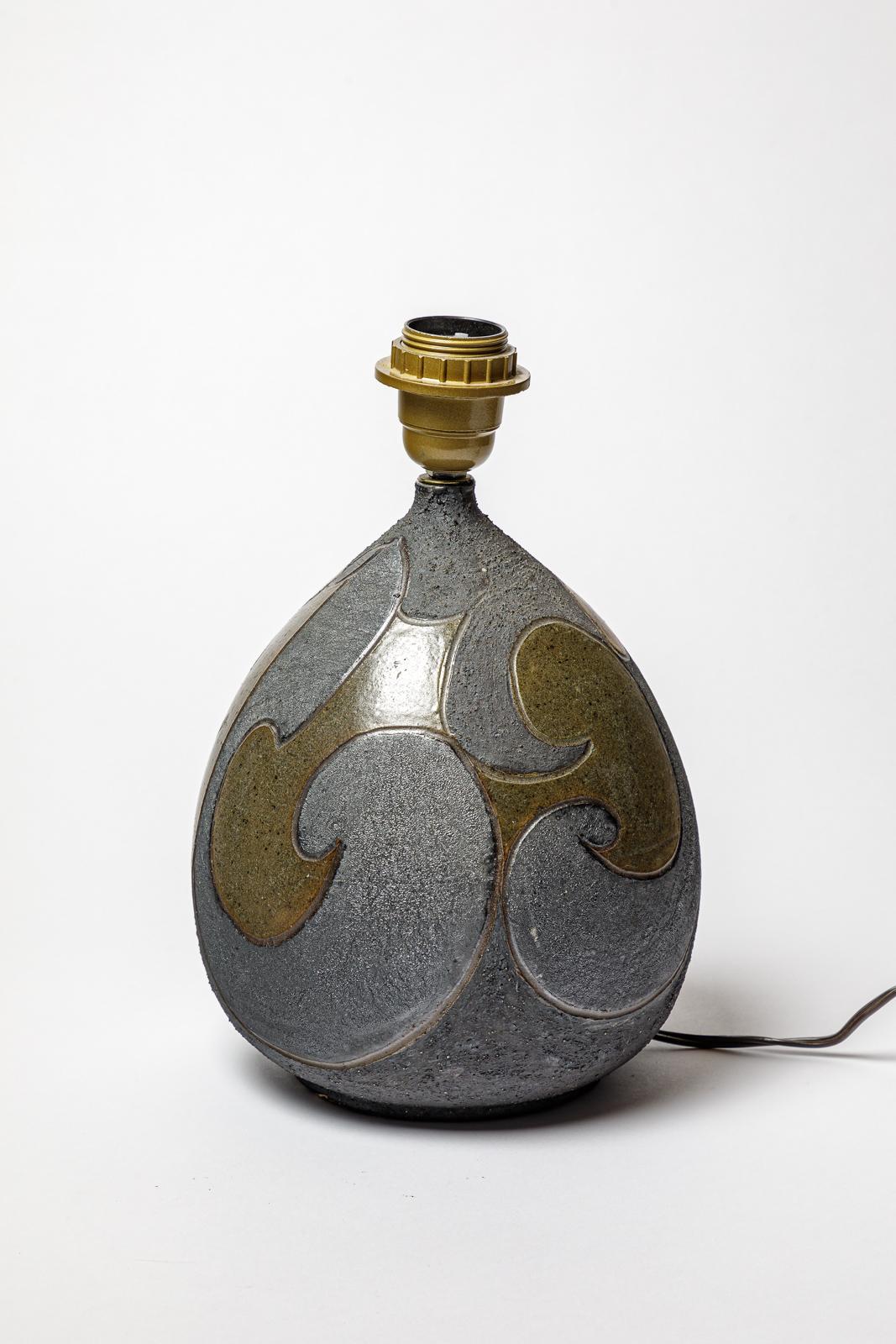 Lampe en grès à décor géométrique par Georges Martin.
Monogramme de l'Artistics sur la base. Circa 1970-1980.
H : 9.8 x 7.1 pouces (céramique uniquement).
Vendu avec un système électrique européen.