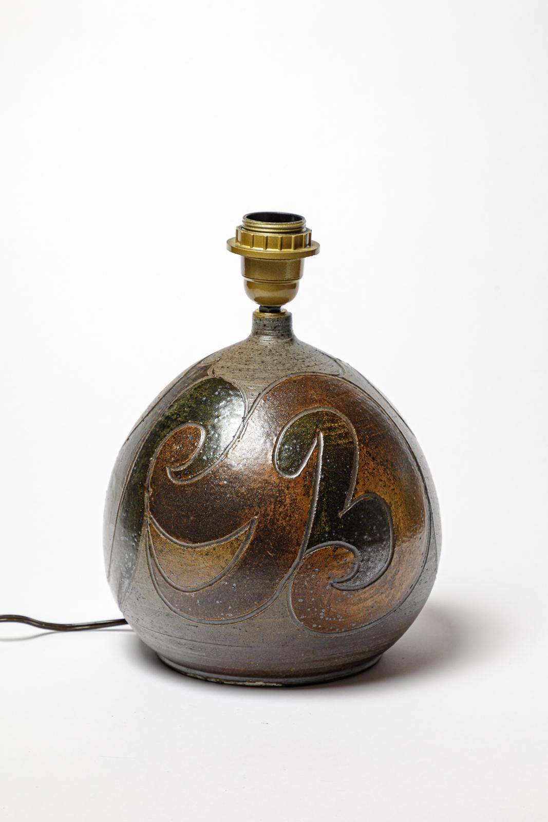 Lampada in gres con decorazione geometrica di George Martin.
Monogram dell'artista sulla base. Circa 1970-1980.
H. H. : 9,05 x 7,7 pollici (solo ceramica).
Venduto con un sistema elettrico europeo.