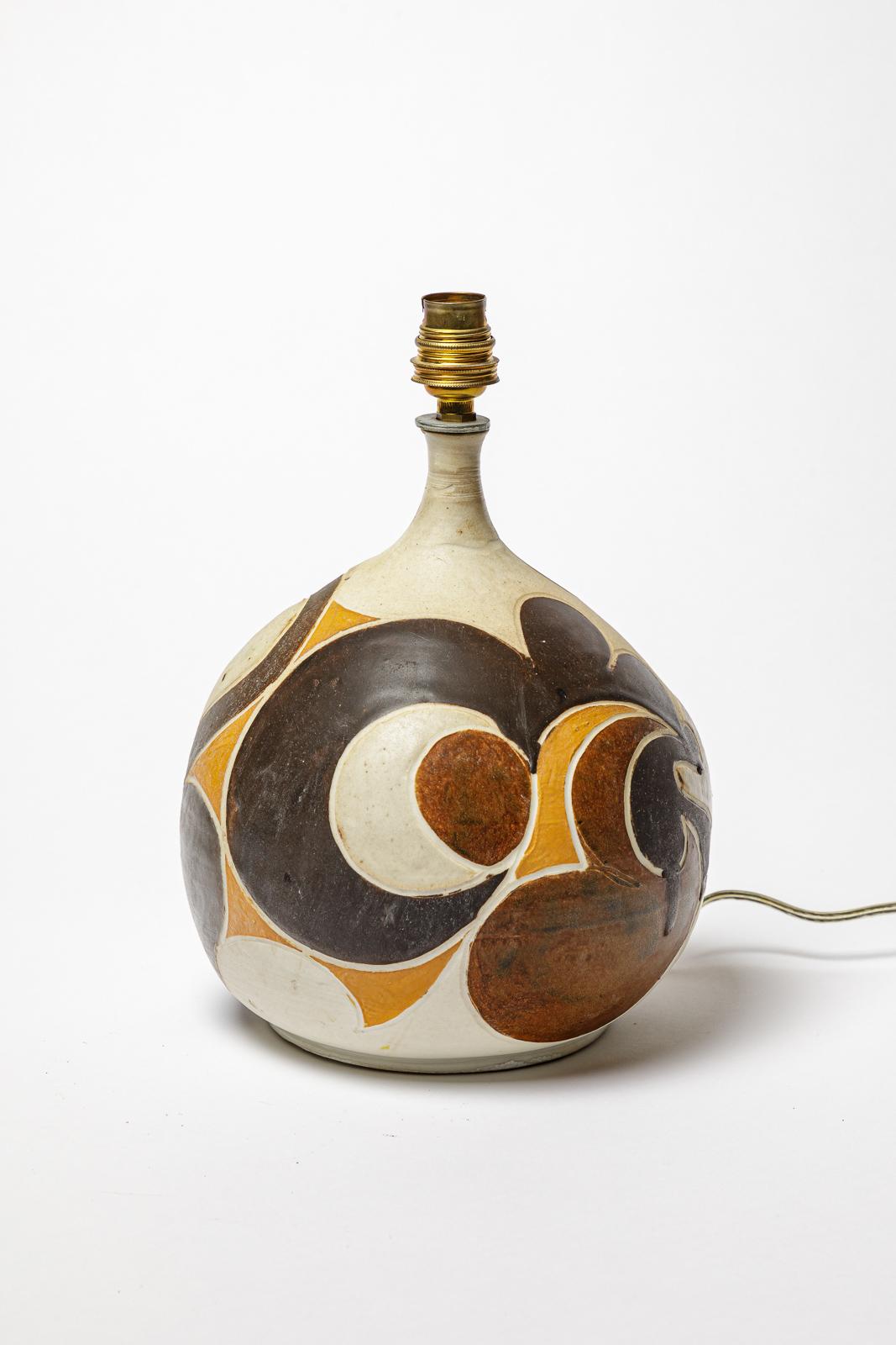 Lampe en grès à décor géométrique par Georges Martin.
Monogramme de l'Artistics sur la base. Circa 1970-1980.
H : 8.7 x 6.7 pouces (céramique uniquement).
Vendu avec un système électrique européen.