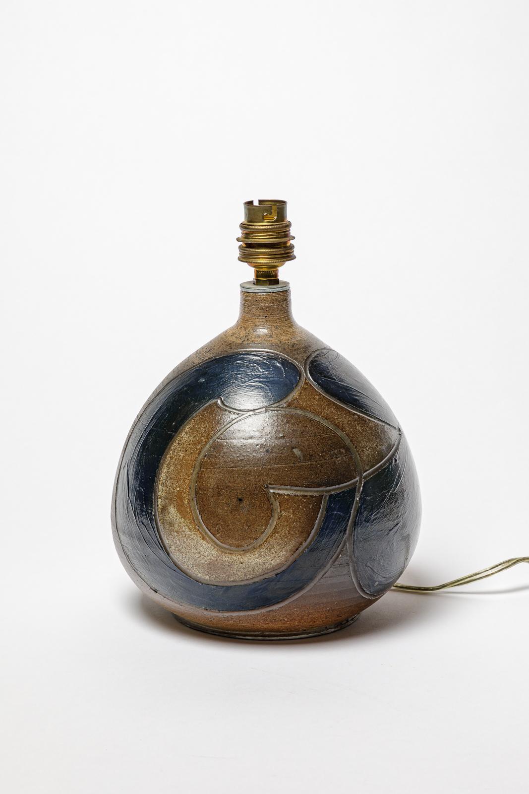 Lampe en grès à décor géométrique par Georges Martin.
Monogramme de l'Artistics sur la base. Circa 1970-1980.
H : 7.1 x 6.3 pouces (céramique uniquement).
Vendu avec un système électrique européen.