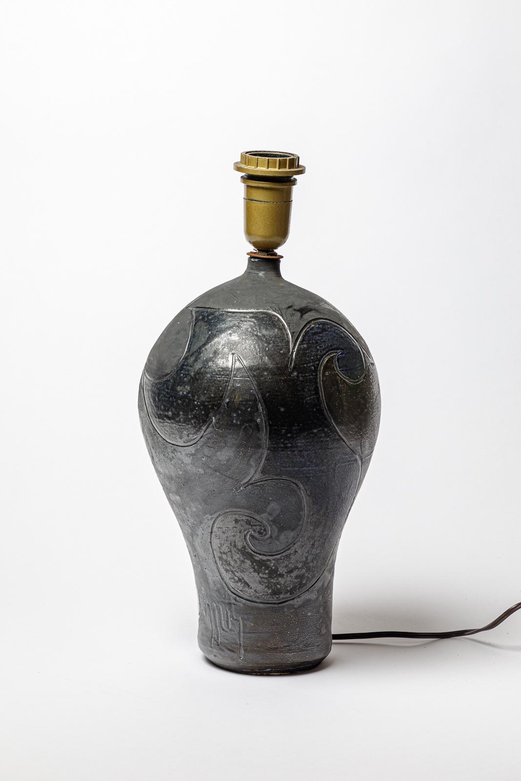 Lampe en grès à décor géométrique par Georges Martin.
Monogramme de l'Artistics sur la base. Circa 1970-1980.
H : 12.9 x 7.5 pouces (céramique uniquement).
Vendu avec un système électrique européen.