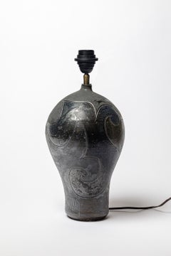 Lámpara de gres con decoración geométrica de Georges Martin, hacia 1970-1980.