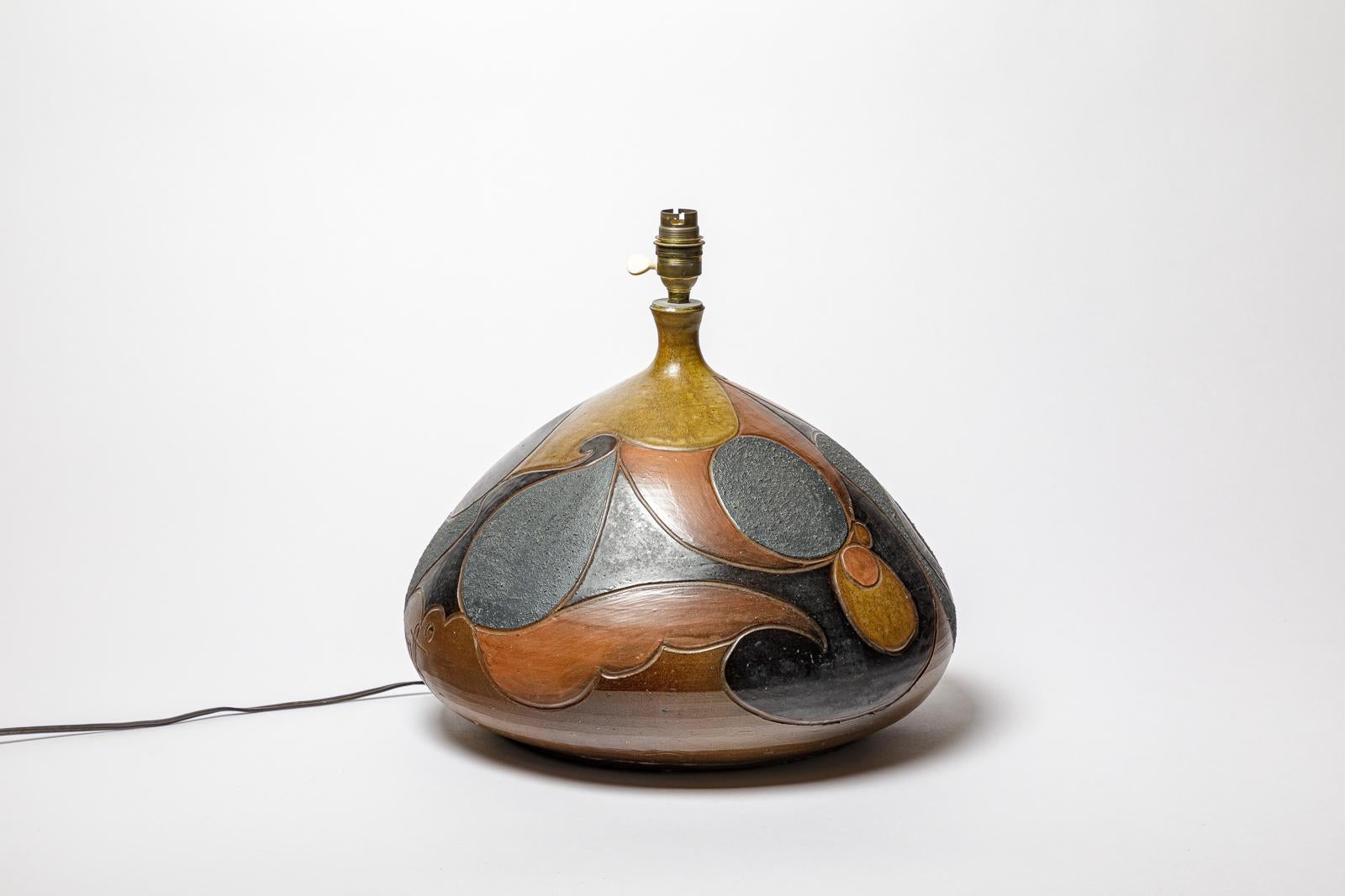 Stoneware lamp with geometric decoration by Georges Martin.
Artist monogram on the base. Circa 1970-1980.
H : 10.6 x 12.9 inches (ceramic only).
Sold with a European electrical system.