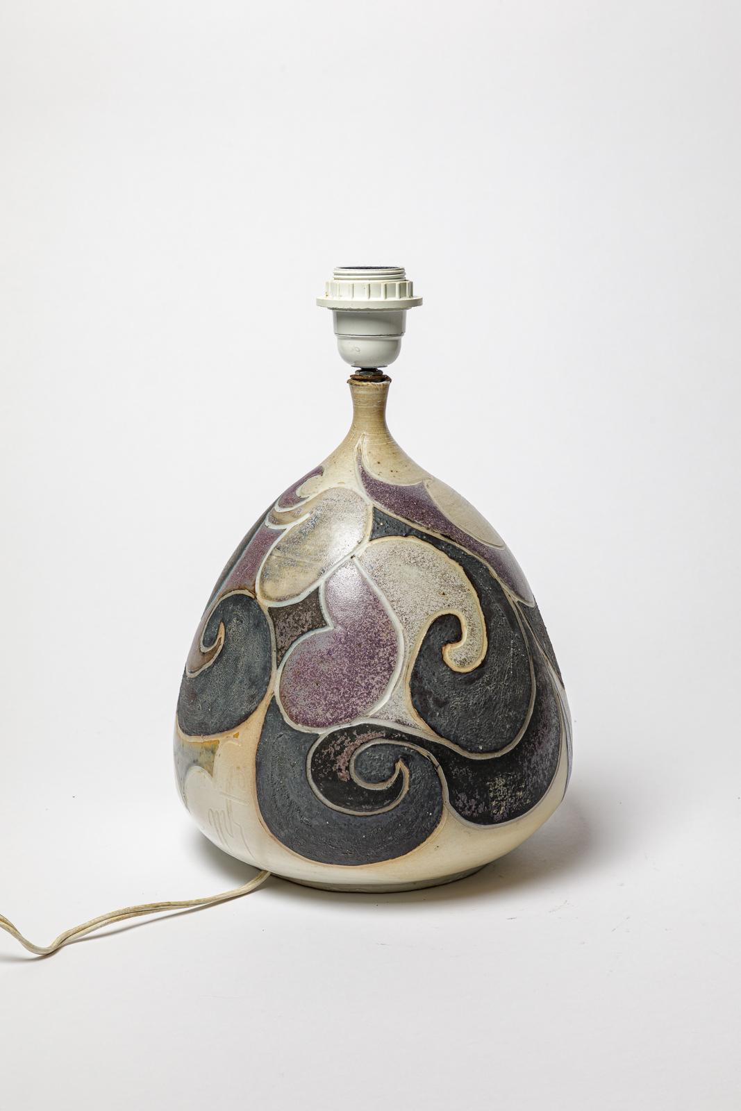 Stoneware lamp with geometric decoration by Georges Martin.
Artist monogram on the base. Circa 1970-1980.
H : 10.6 x 8.7 inches (ceramic only).
Sold with a European electrical system.