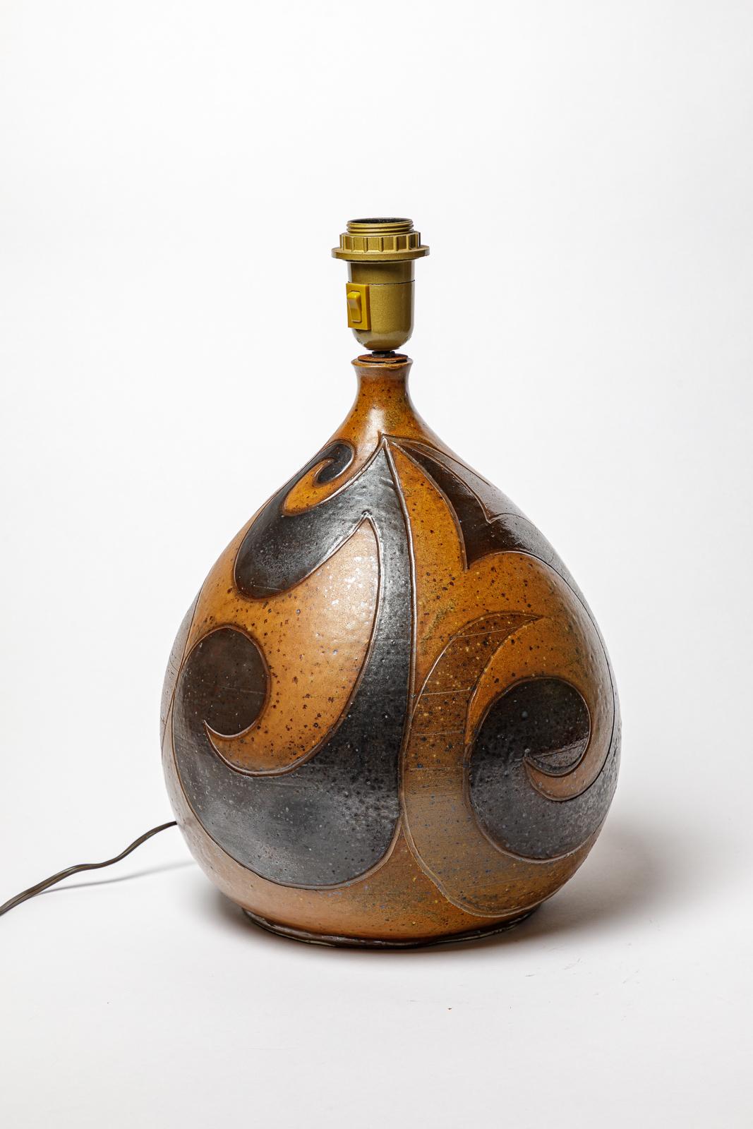 Lampe en grès à décor géométrique par Georges Martin.
Monogramme de l'Artistics sur la base. Circa 1970-1980.
H : 13.4 x 10.2 pouces (céramique uniquement).
Vendu avec un système électrique européen.