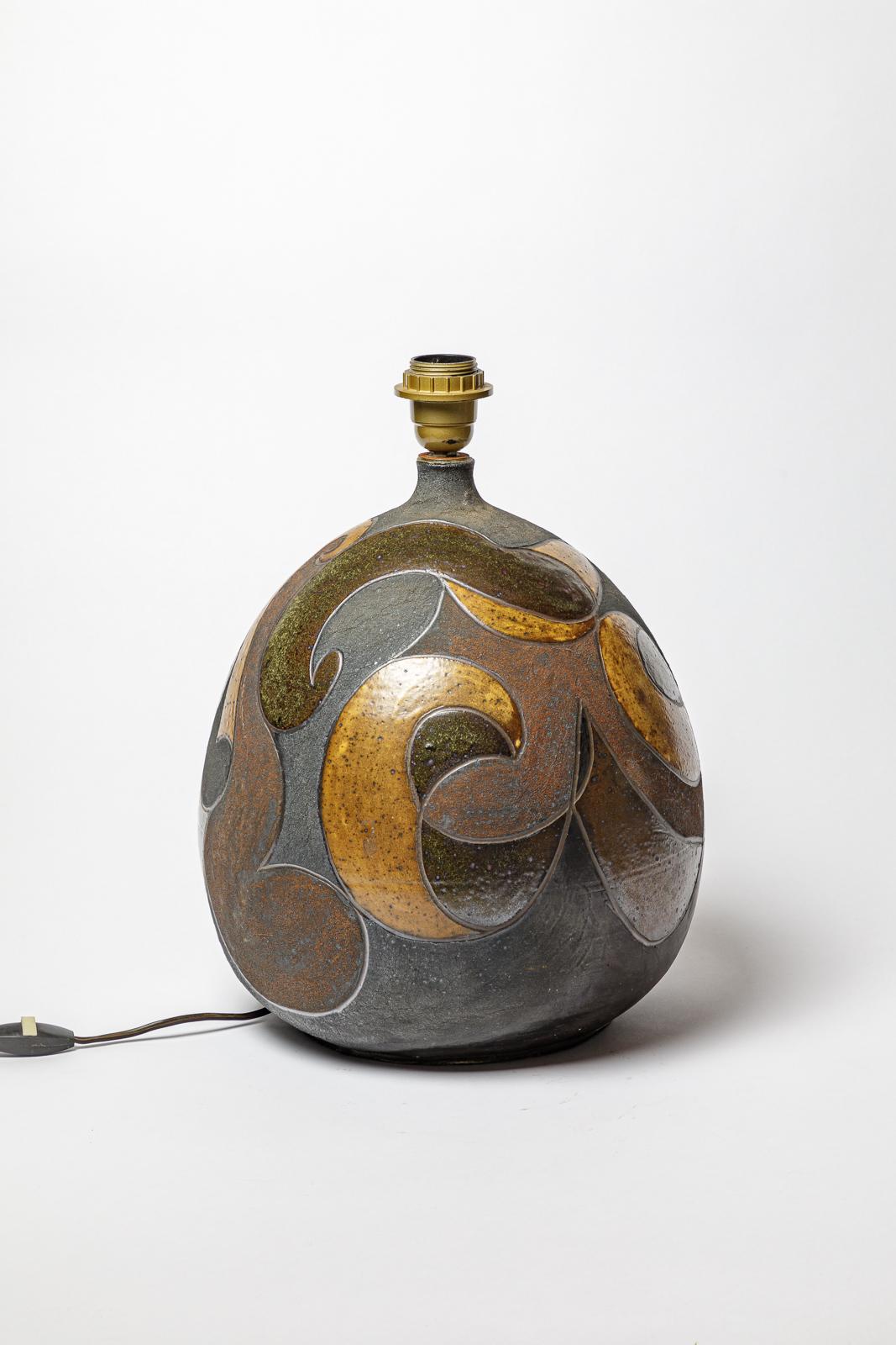 Lampe en grès à décor géométrique par Georges Martin.
Monogramme de l'Artistics sur la base. Circa 1970-1980.
H : 13.4 x 10.6 pouces (céramique uniquement).
Vendu avec un système électrique européen.