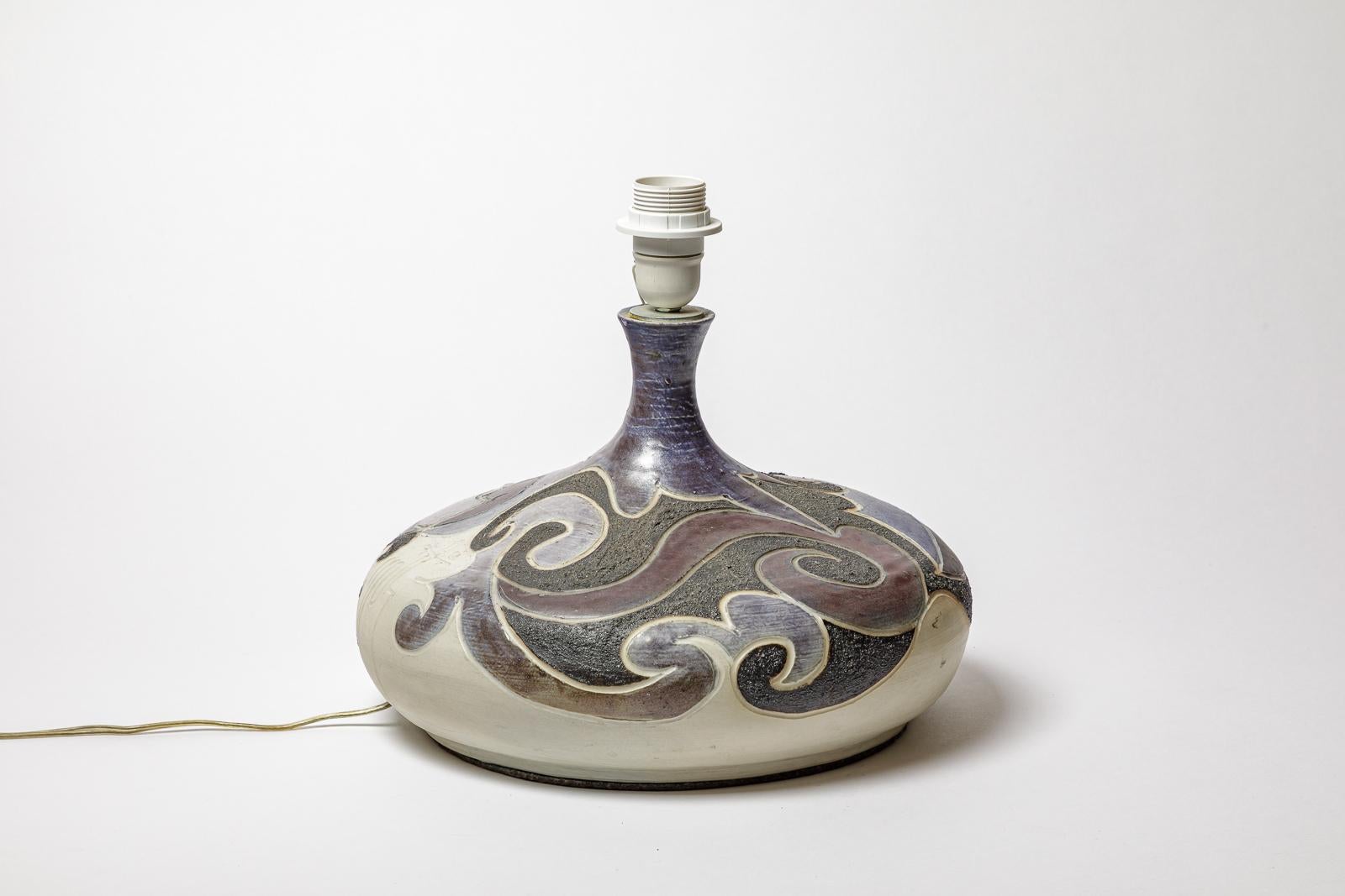 Stoneware lamp with geometric decoration by Georges Martin.
Artist monogram on the base. Circa 1970-1980.
H : 8.7 x 12.9 inches (ceramic only).
Sold with a European electrical system.