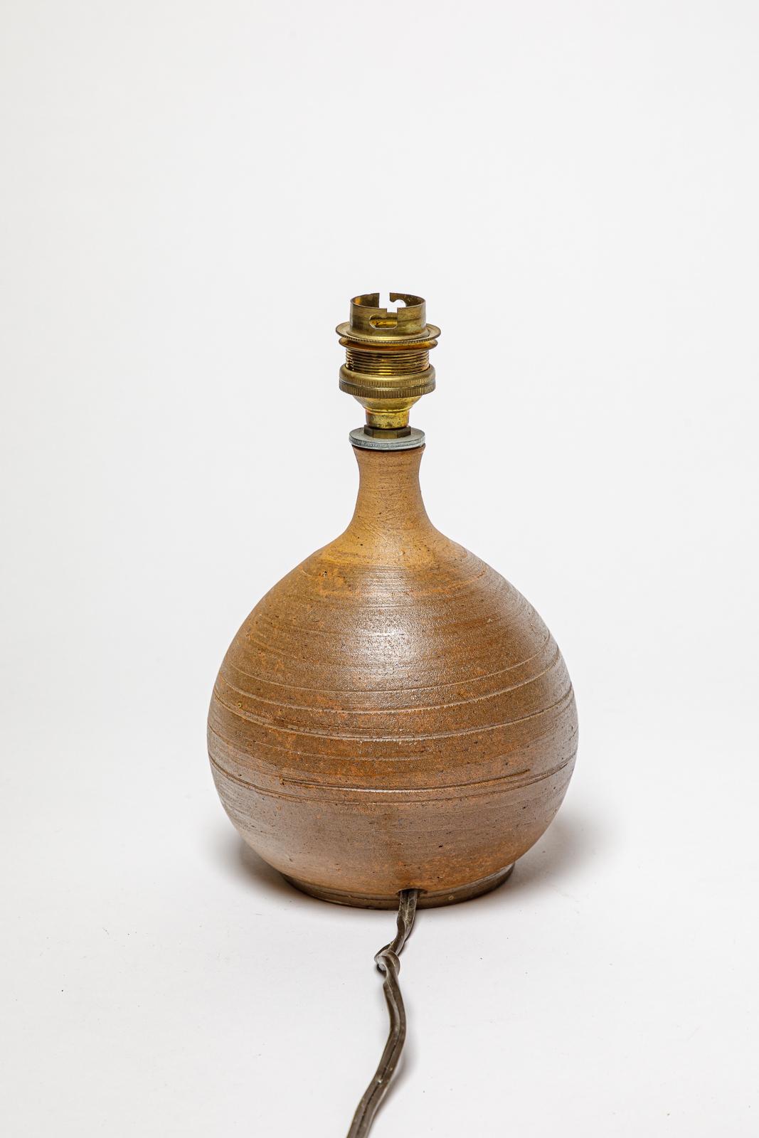 Stoneware lamp with geometric decoration by Georges Martin.
Artist monogram on the base. Circa 1970-1980.
H : 5.5 x 4.1 inches (ceramic only).
Sold with a European electrical system.