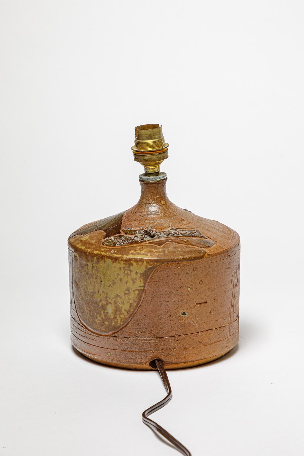 Stoneware lamp with geometric decoration by Georges Martin.
Artist monogram on the base. Circa 1970-1980.
H : 6.3 x 6.1 inches (ceramic only).
Sold with a European electrical system.