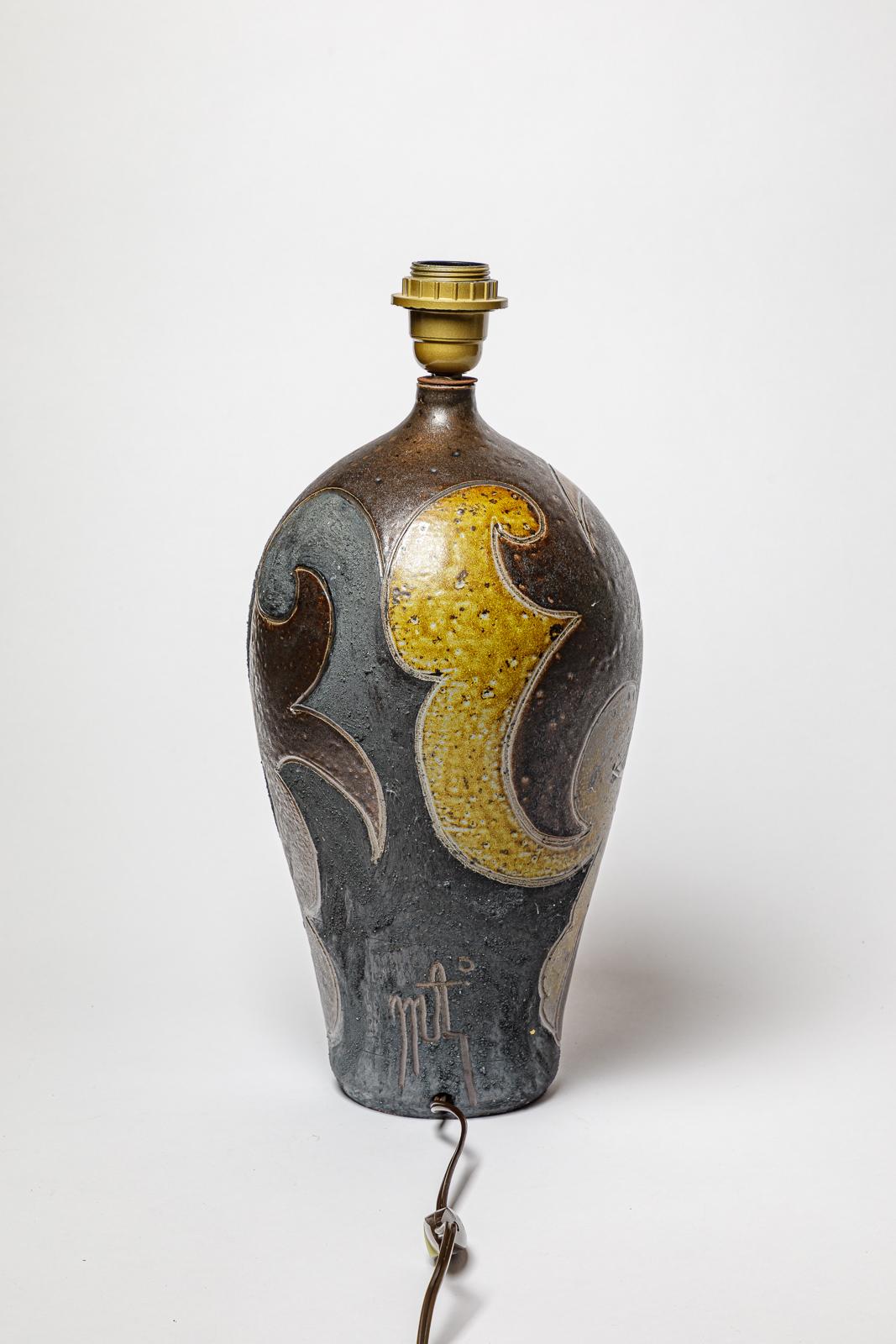Lampe en grès à décor géométrique par Georges Martin.
Monogramme de l'Artistics sur la base. Circa 1970-1980.
H : 14.6 x 7.5 pouces (céramique uniquement).
Vendu avec un système électrique européen.