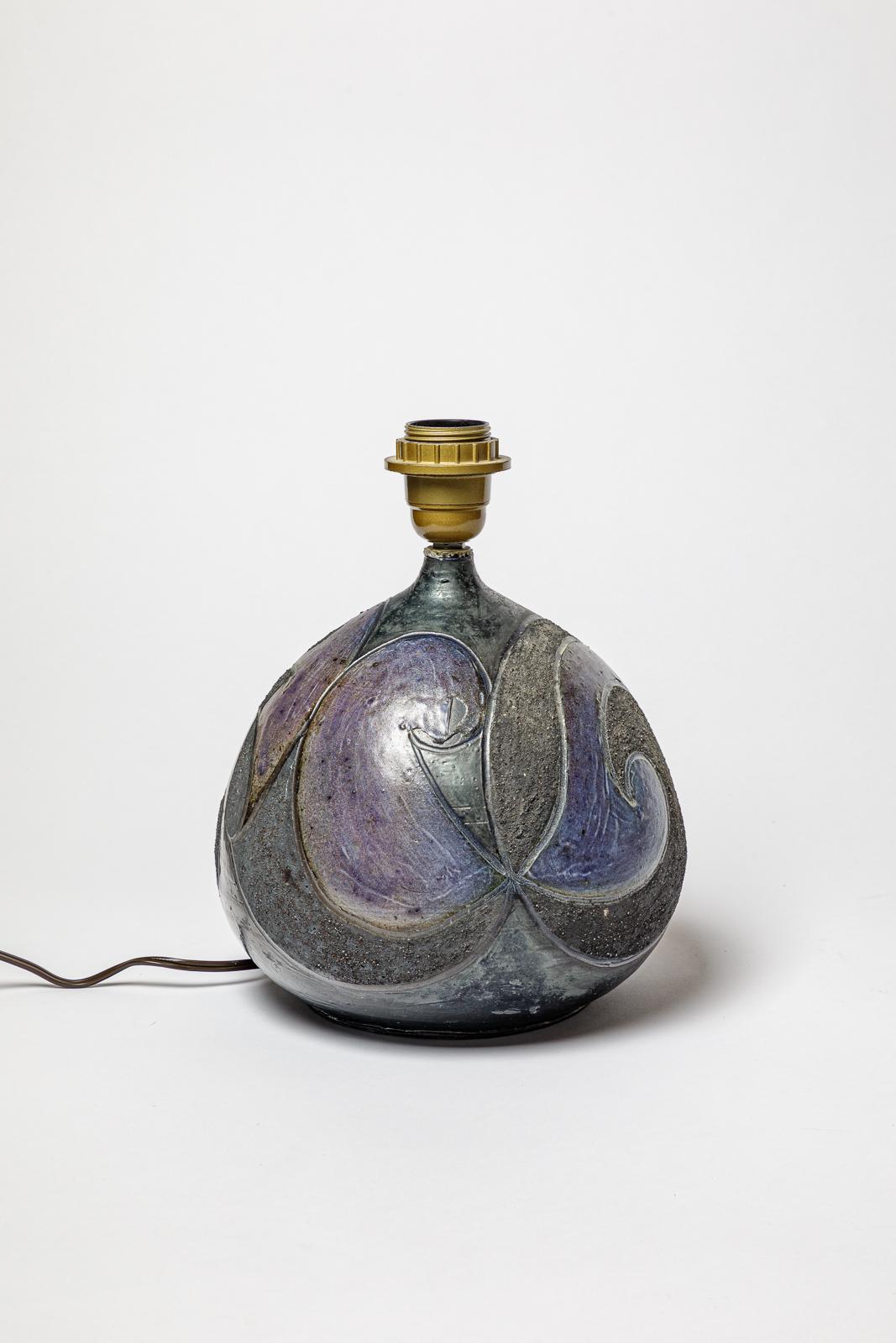 Lampe en grès à décor géométrique par Georges Martin.
Monogramme de l'Artistics sur la base. Circa 1970-1980.
H : 7.9 x 7.9 pouces (céramique uniquement).
Vendu avec un système électrique européen.