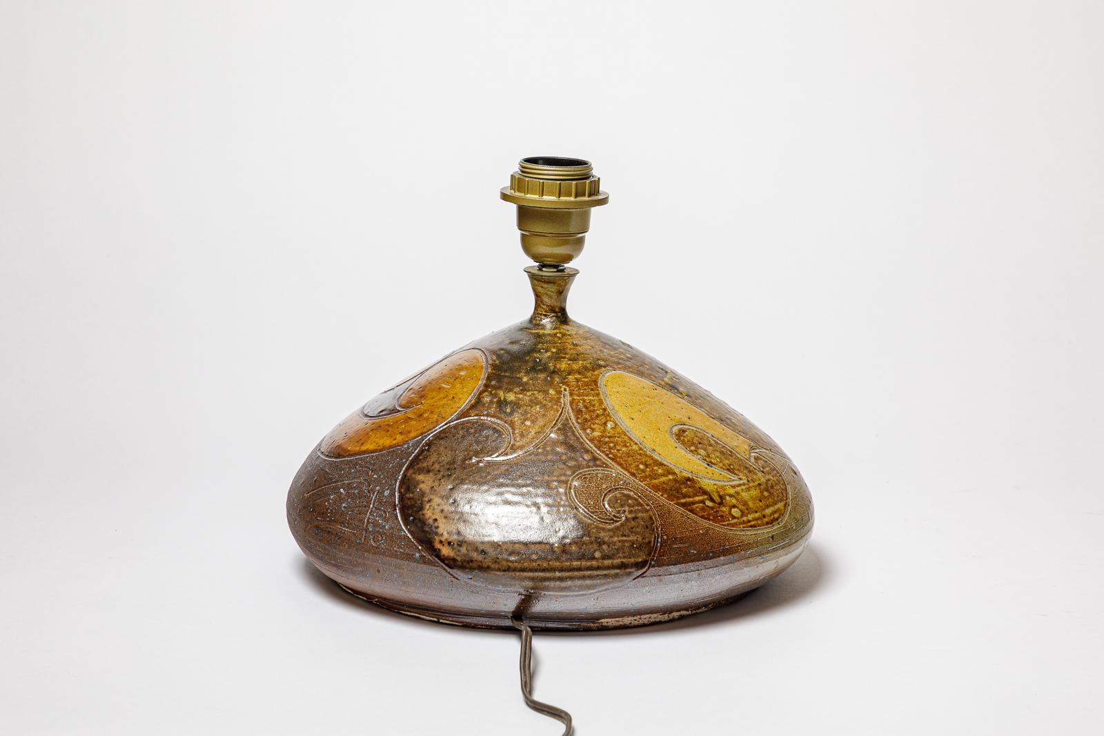 Lampe en grès à décor géométrique par Georges Martin.
Monogramme de l'Artistics sur la base. Circa 1970-1980.
H : 7.1 x 11 pouces (céramique uniquement).
Vendu avec un système électrique européen.