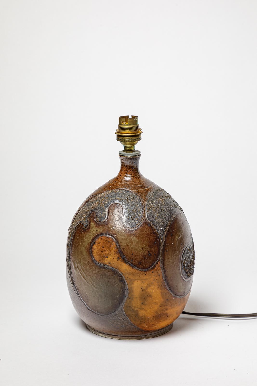 Stoneware lamp with geometric decoration by Georges Martin.
Artist monogram on the base. Circa 1970-1980.
H : 8.3 x 5.1 inches (ceramic only).
Sold with a European electrical system.