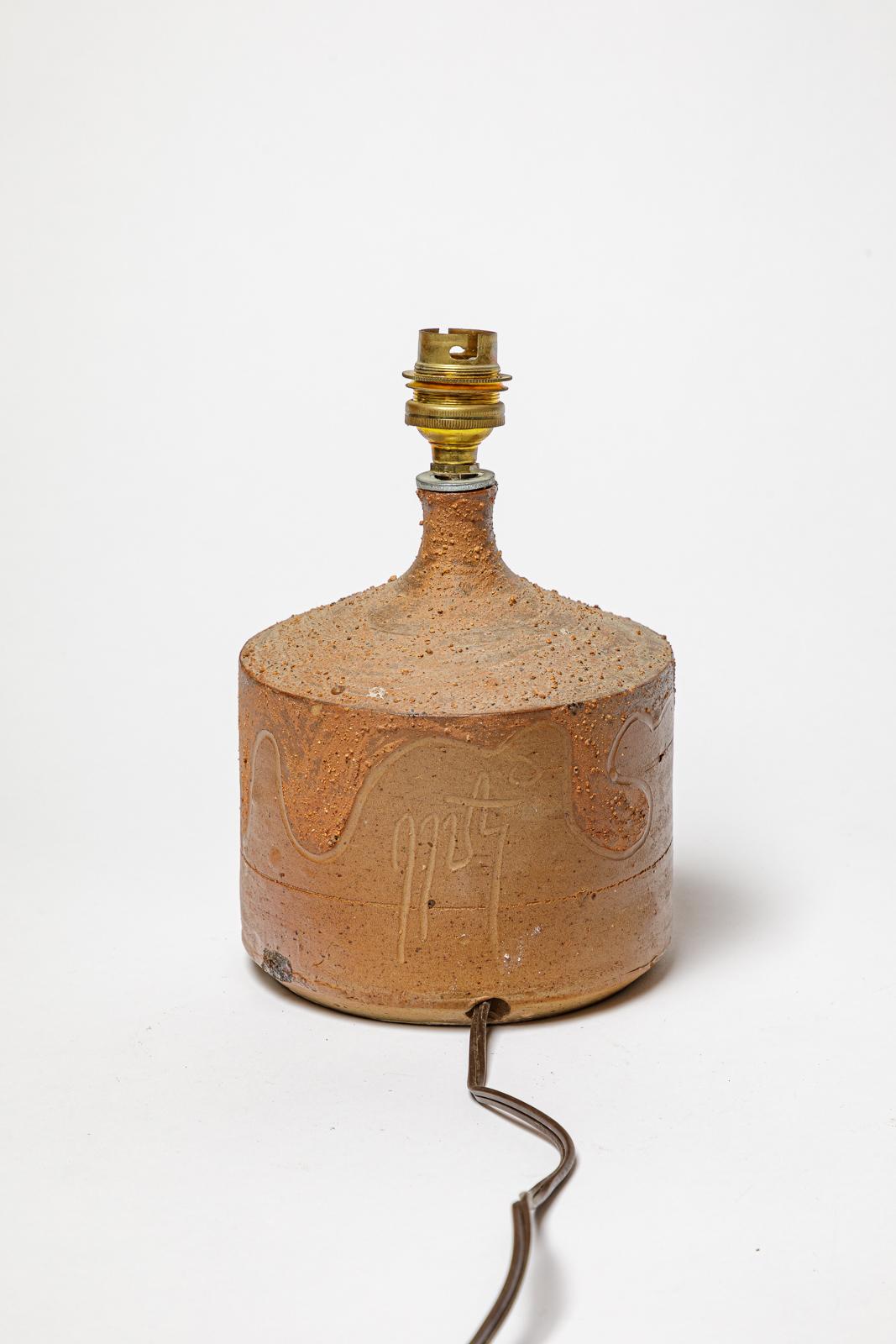 Stoneware lamp with geometric decoration by Georges Martin.
Artist monogram on the base. Circa 1970-1980.
H : 6.3 x 5.3 inches (ceramic only).
Sold with a European electrical system.