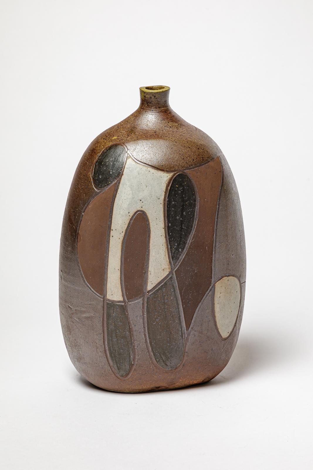 Stoneware vase with geometric decoration by Georges Martin.
Artist monogram on the base. 
Circa 1970-1980.
H : 10.6 x 6.3 x 3.9 inches 
Unique piece.