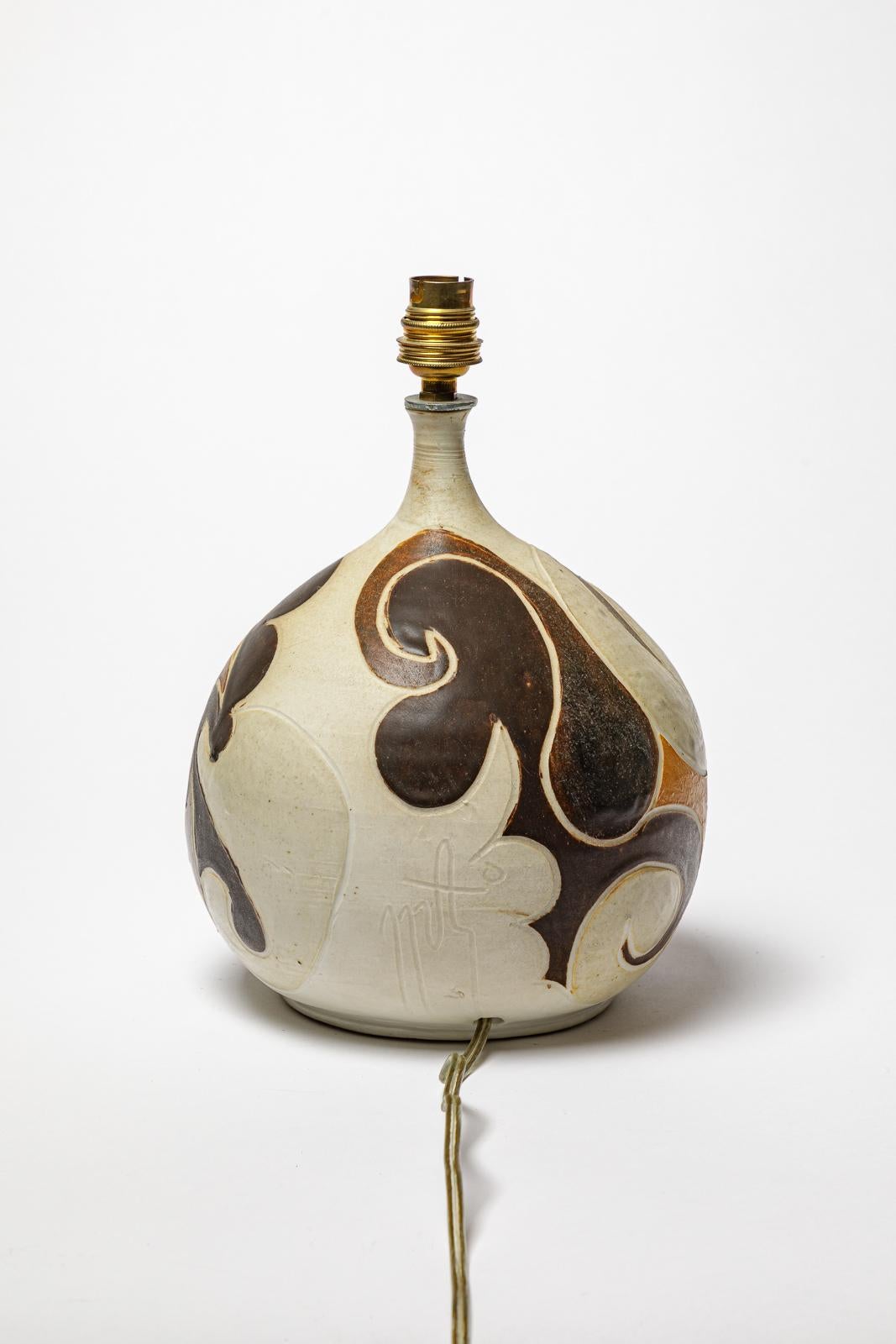 Français Lampe en grès à décor géométrique de Georges Martin, vers 1970-1980. en vente