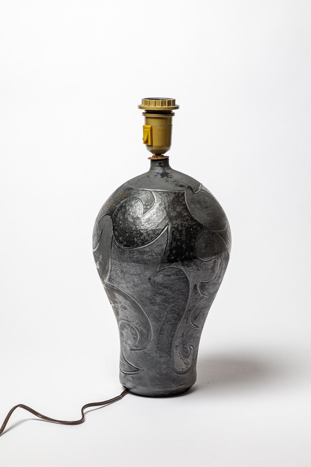 Français Lampe en grès à décor géométrique de Georges Martin, vers 1970-1980. en vente