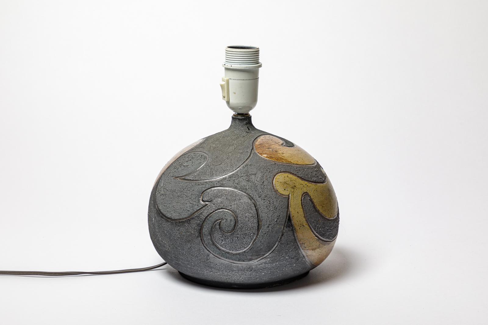 Français Lampe en grès à décor géométrique de Georges Martin, vers 1970-1980. en vente