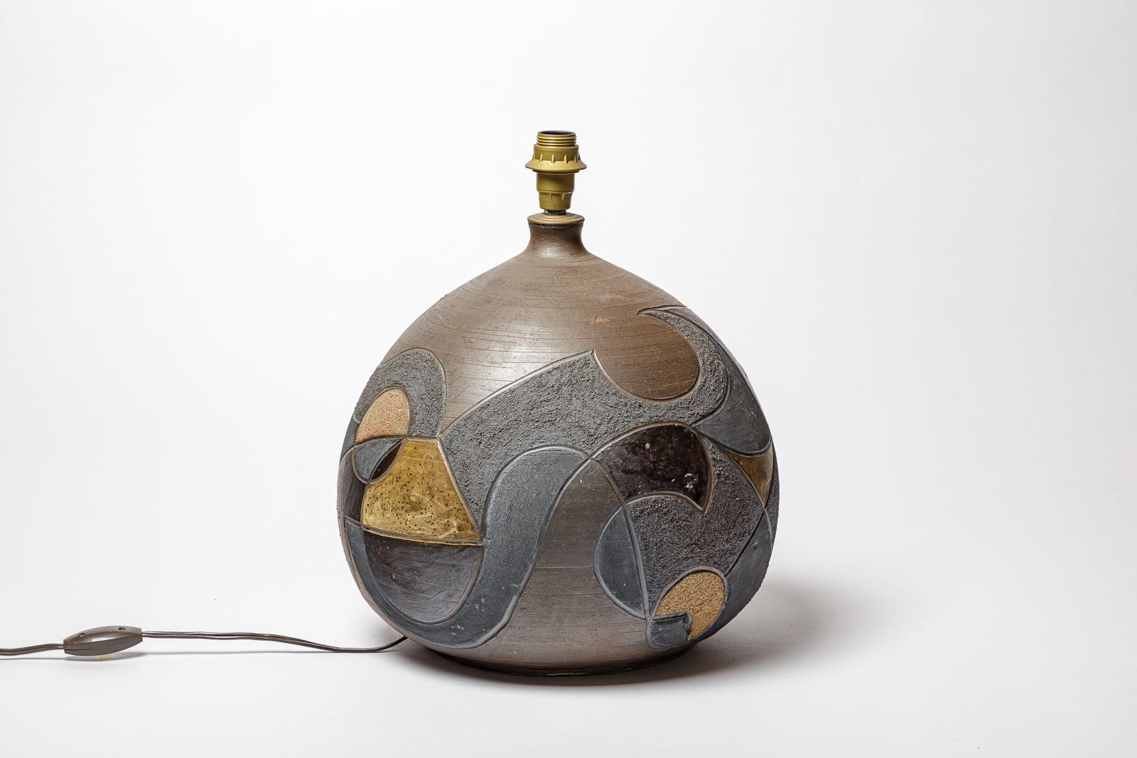 Français Lampe en grès à décor géométrique de Georges Martin, vers 1970-1980. en vente