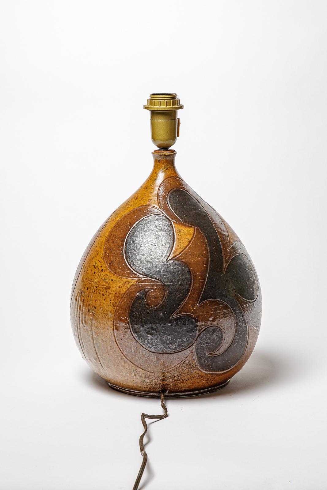 Français Lampe en grès à décor géométrique de Georges Martin, vers 1970-1980. en vente