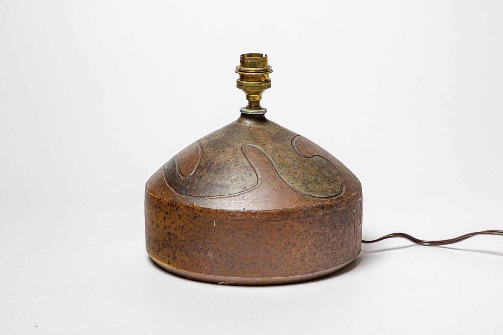 Français Lampe en grès à décor géométrique de Georges Martin, vers 1970-1980. en vente