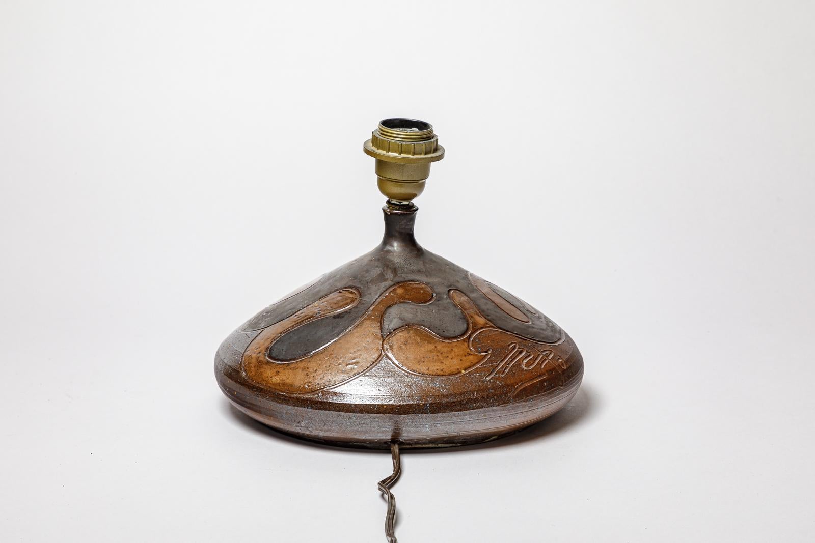 Français Lampe en grès à décor géométrique de Georges Martin, vers 1970-1980. en vente