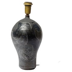 Lampe en grès à décor géométrique de Georges Martin, vers 1970-1980.
