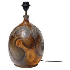 Lámpara de gres con decoración geométrica de Georges Martin, hacia 1970-1980.