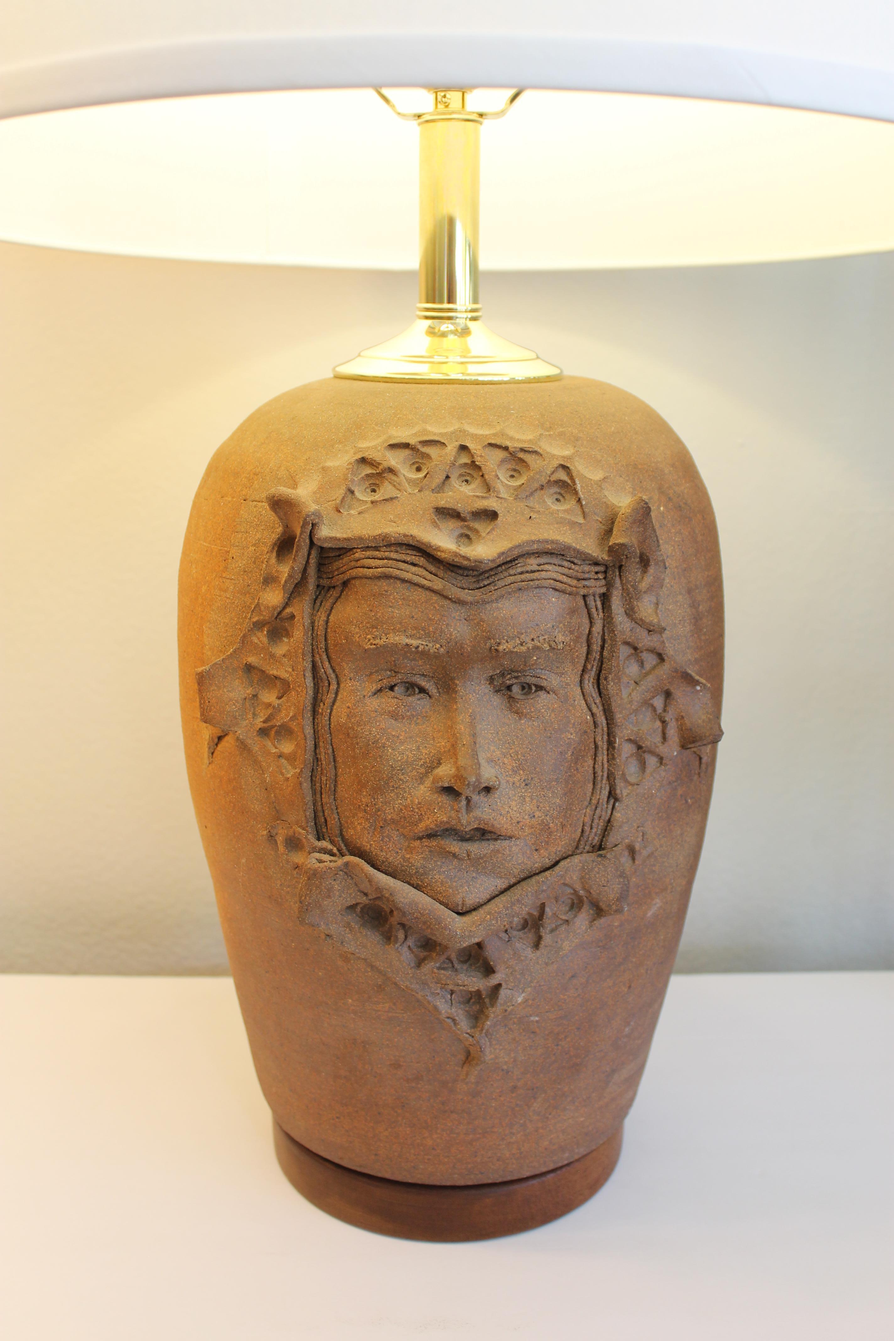 Gothique Lampe en grès avec visage gothique en vente