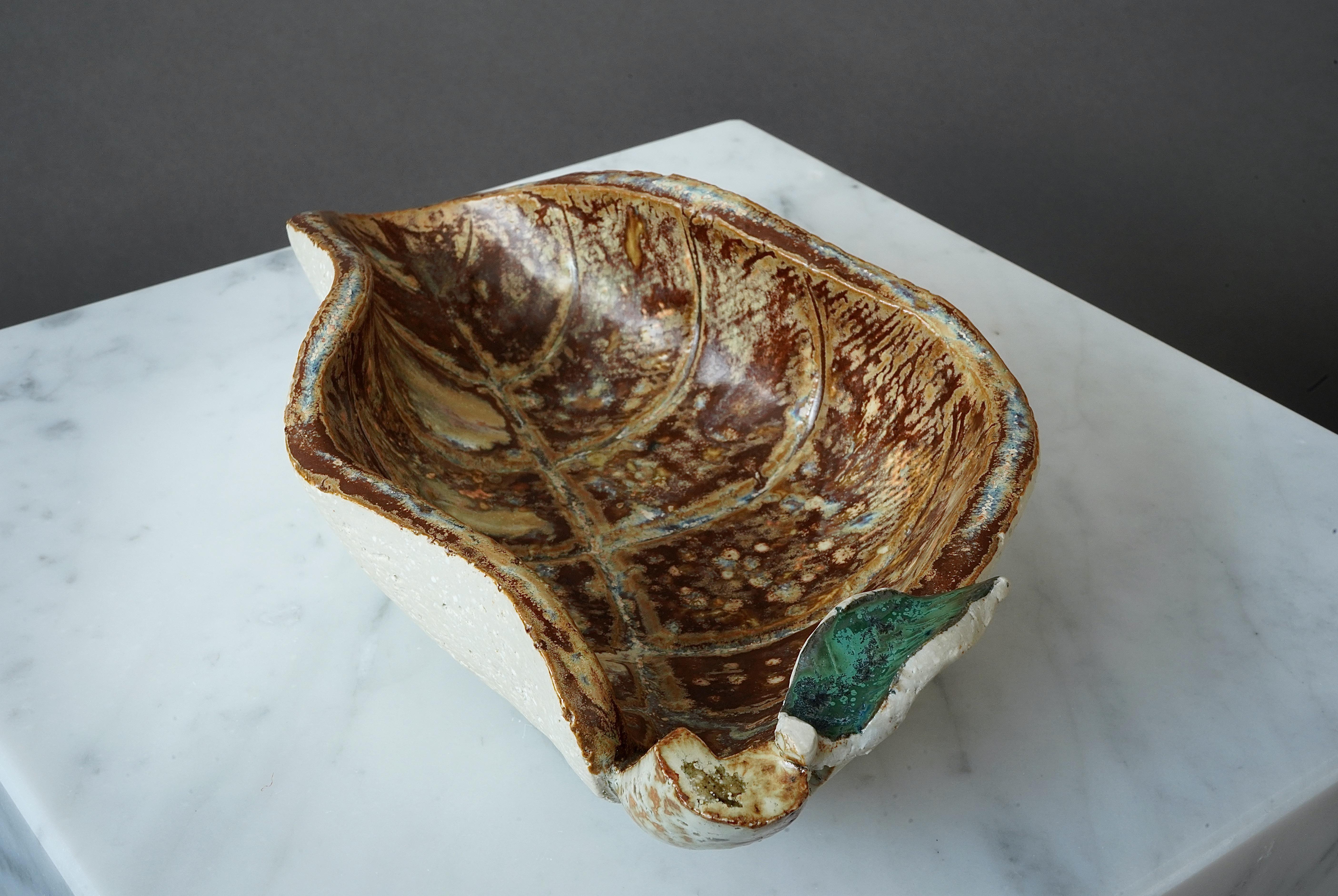 Stoneware Leaf by Tyra Lundgren. Manufacture nationale de Sèvres, 1930s. In Excellent Condition For Sale In Malmö, SE