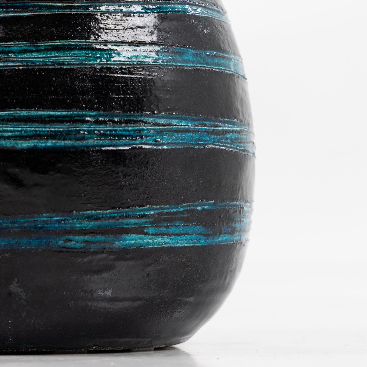Stoneware lidded jar by Birte Weggerby In Good Condition For Sale In Copenhagen, DK