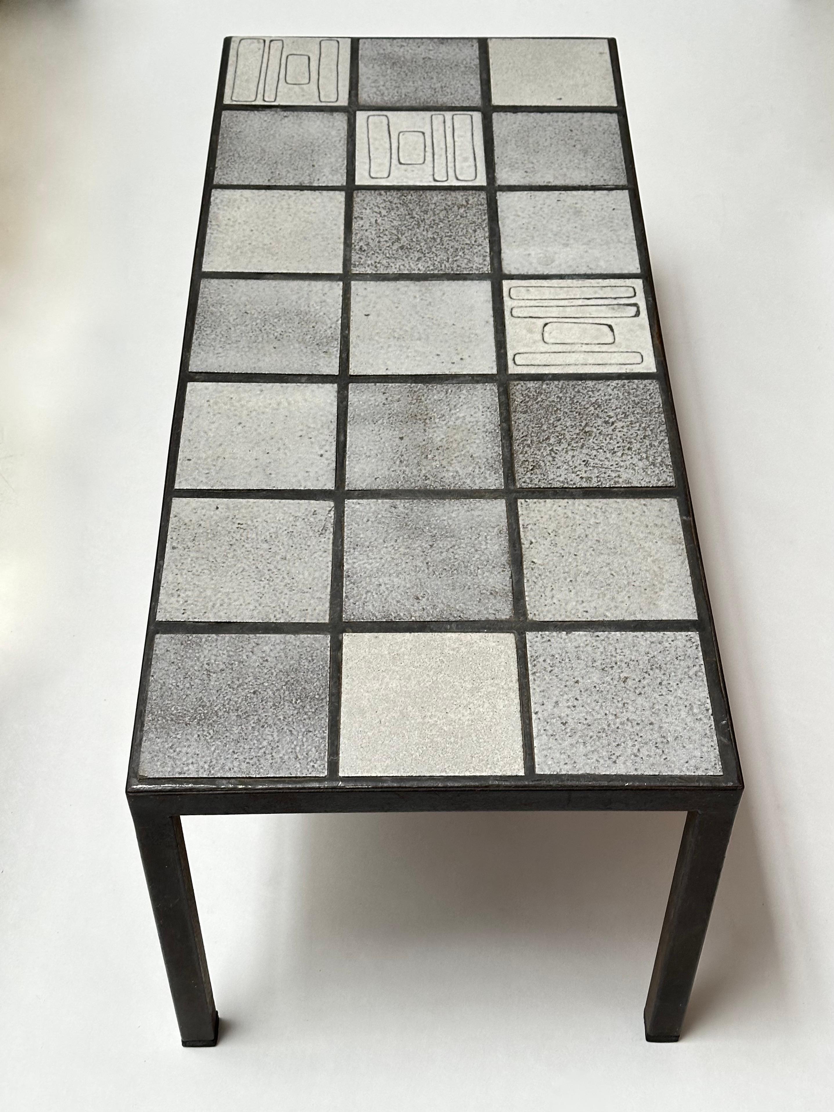 Niedriger Steinguttisch, Nicole Raude, Paris, ca. 1960 (Moderne der Mitte des Jahrhunderts) im Angebot