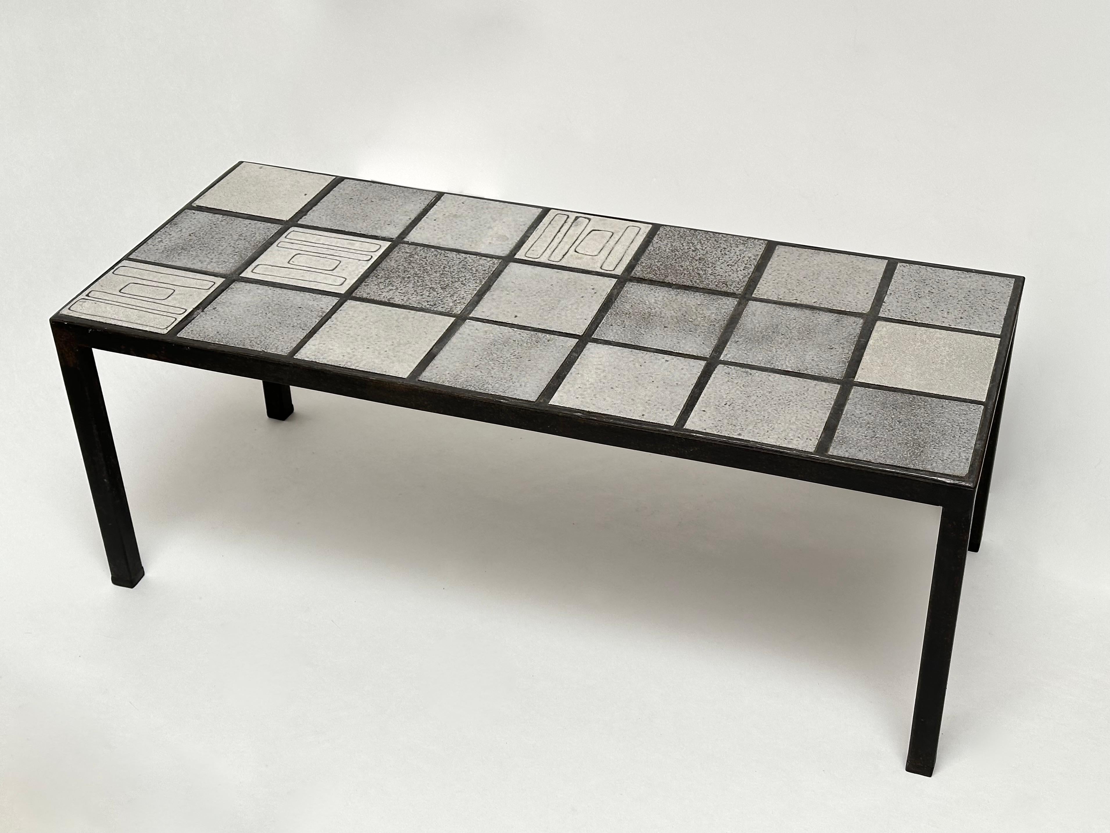 Niedriger Steinguttisch, Nicole Raude, Paris, ca. 1960 (Französisch) im Angebot
