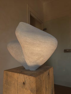 Escultura Lumira de Gres Irregular Beige Enrollada a Mano Por Munier