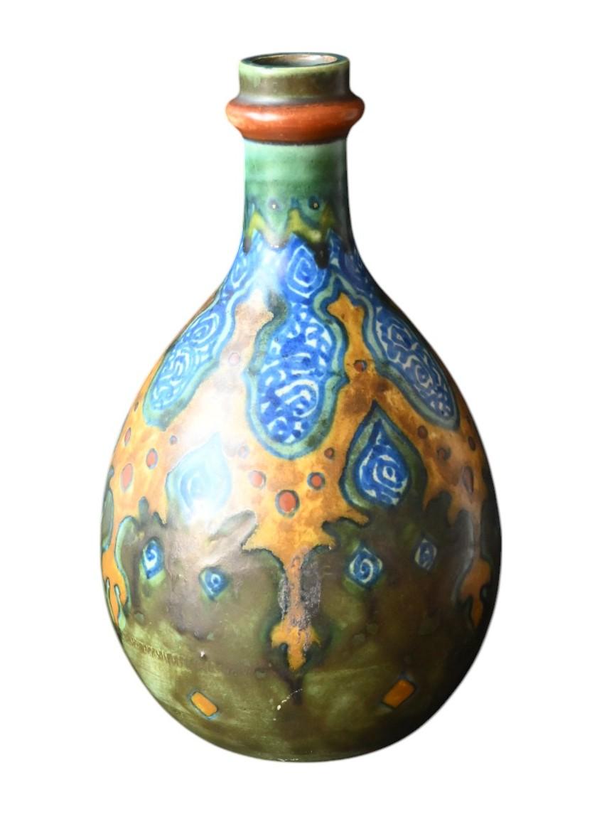 Vaso di Gouda (plateel) smaltato opaco e dipinto a mano, marcato Marken e realizzato in gres (grés)
Inizio del 1900
Dipinto a mano, completamente marcato nella base
Condizioni perfette
Altezza 19,5 cm, diametro corpo 11 cm