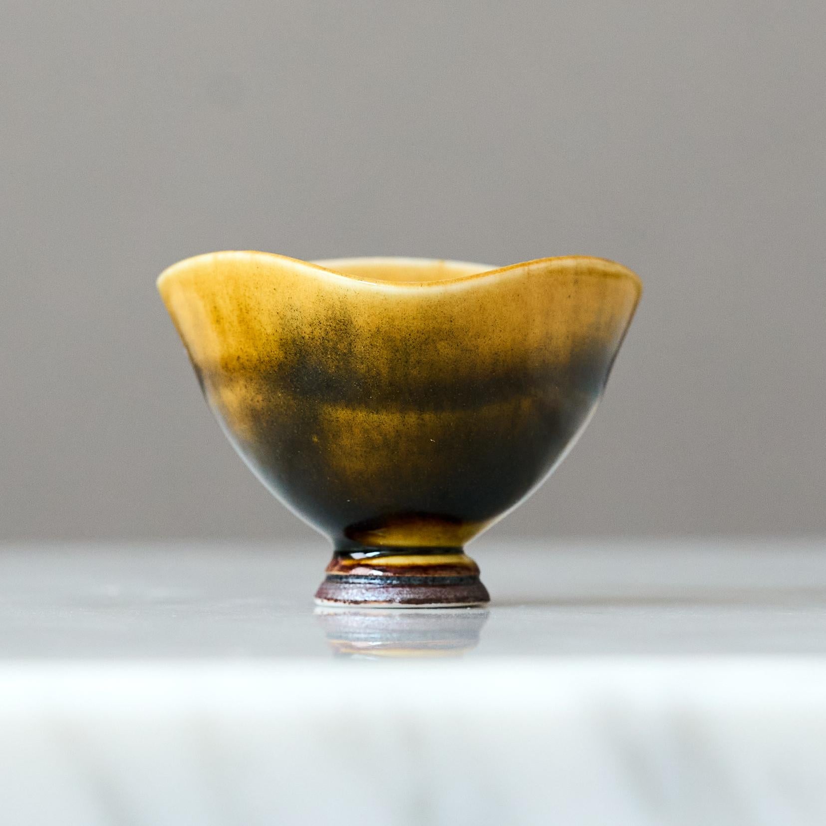 Eine schöne Miniatur-Steinzeugschüssel mit erstaunlich glänzender Glasur.
Hergestellt von Berndt Friberg, dem Meister des Werfens, im Atelier des Künstlers in Gustavsberg, Schweden, 1960er Jahre.

Toller Zustand. 
Eingeschnittene Signatur 