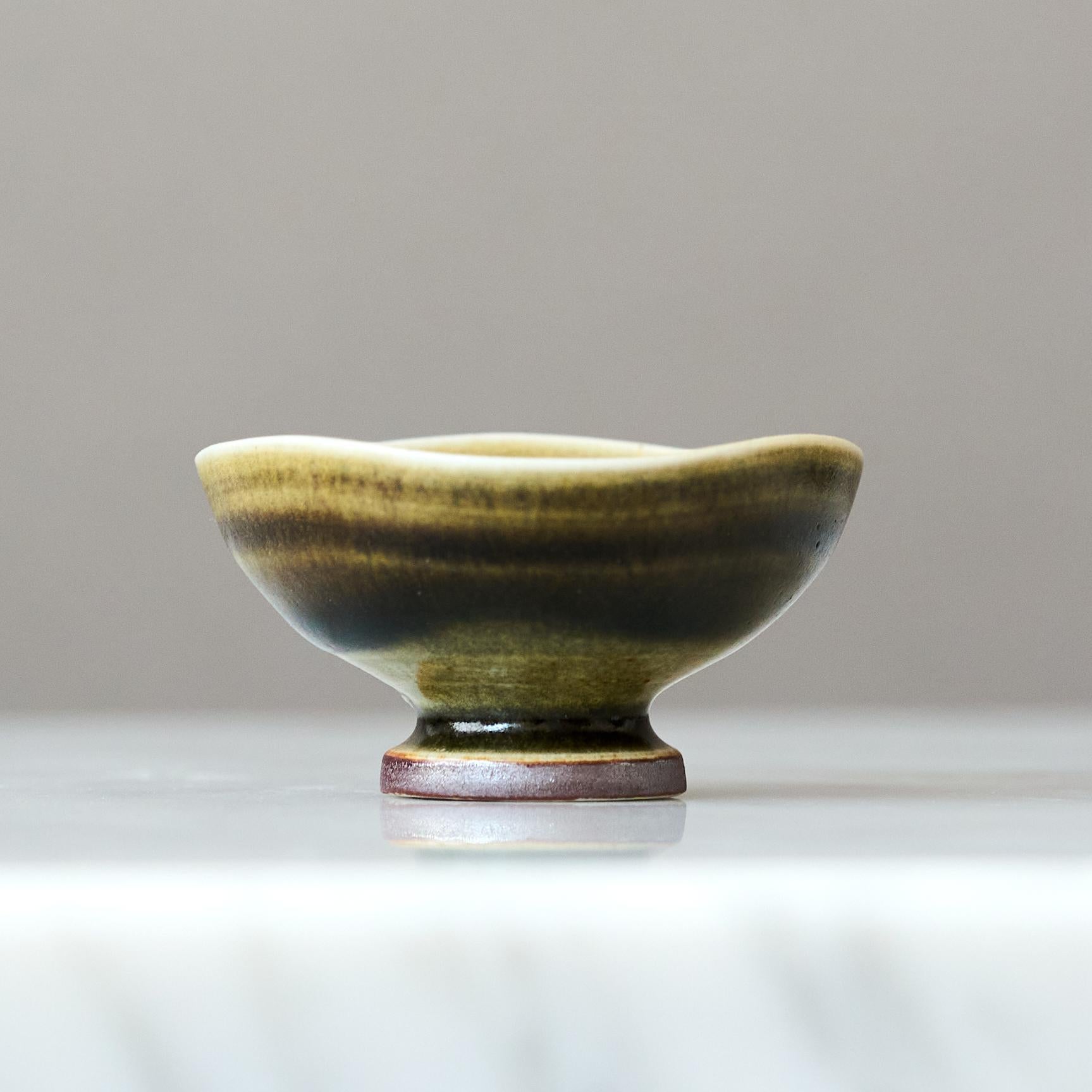 Cuenco en miniatura de gres de Berndt Friberg. Gustavsberg, Suecia, década de 1960 Glaseado en venta