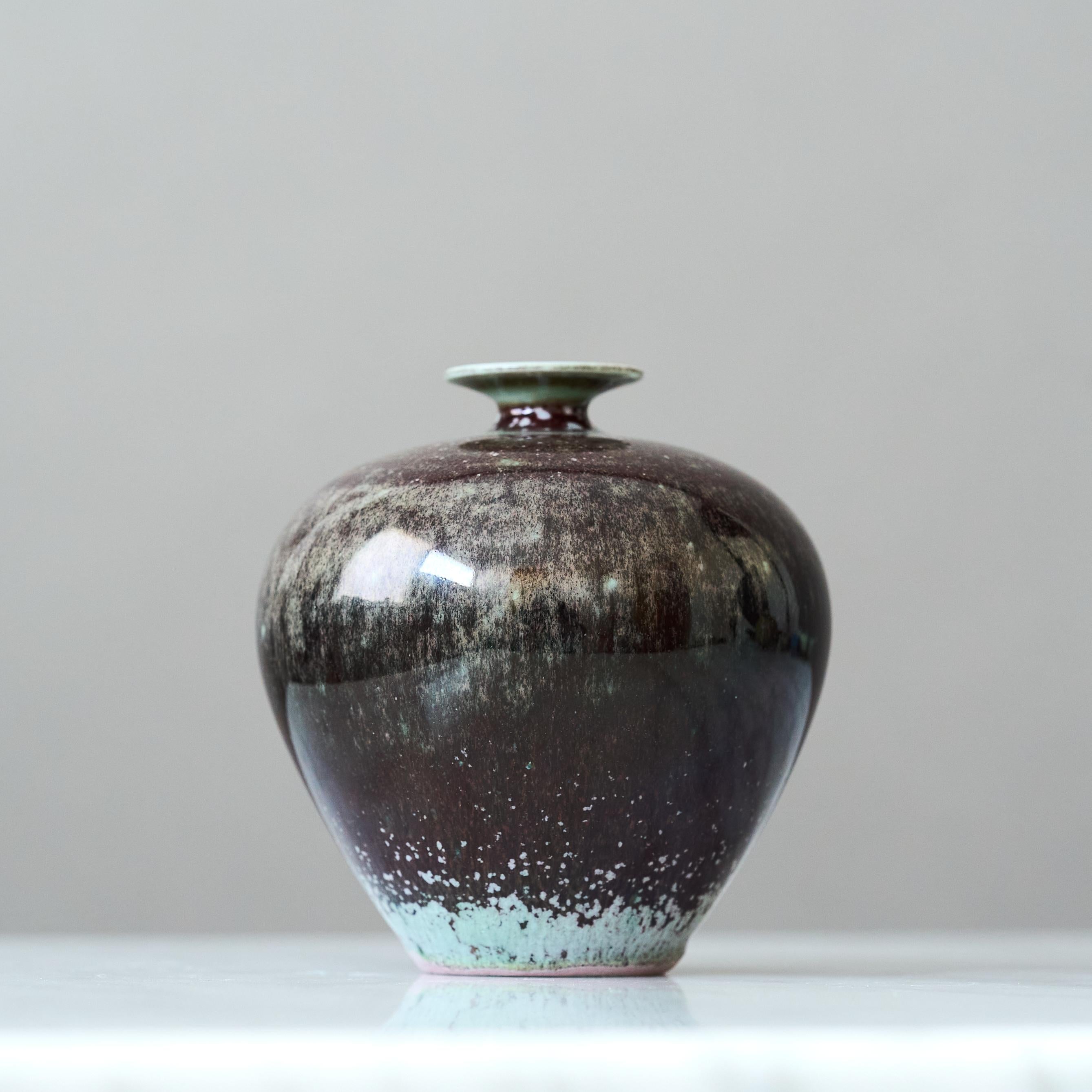 Wunderschöne Miniaturvase aus Steingut mit glänzender 