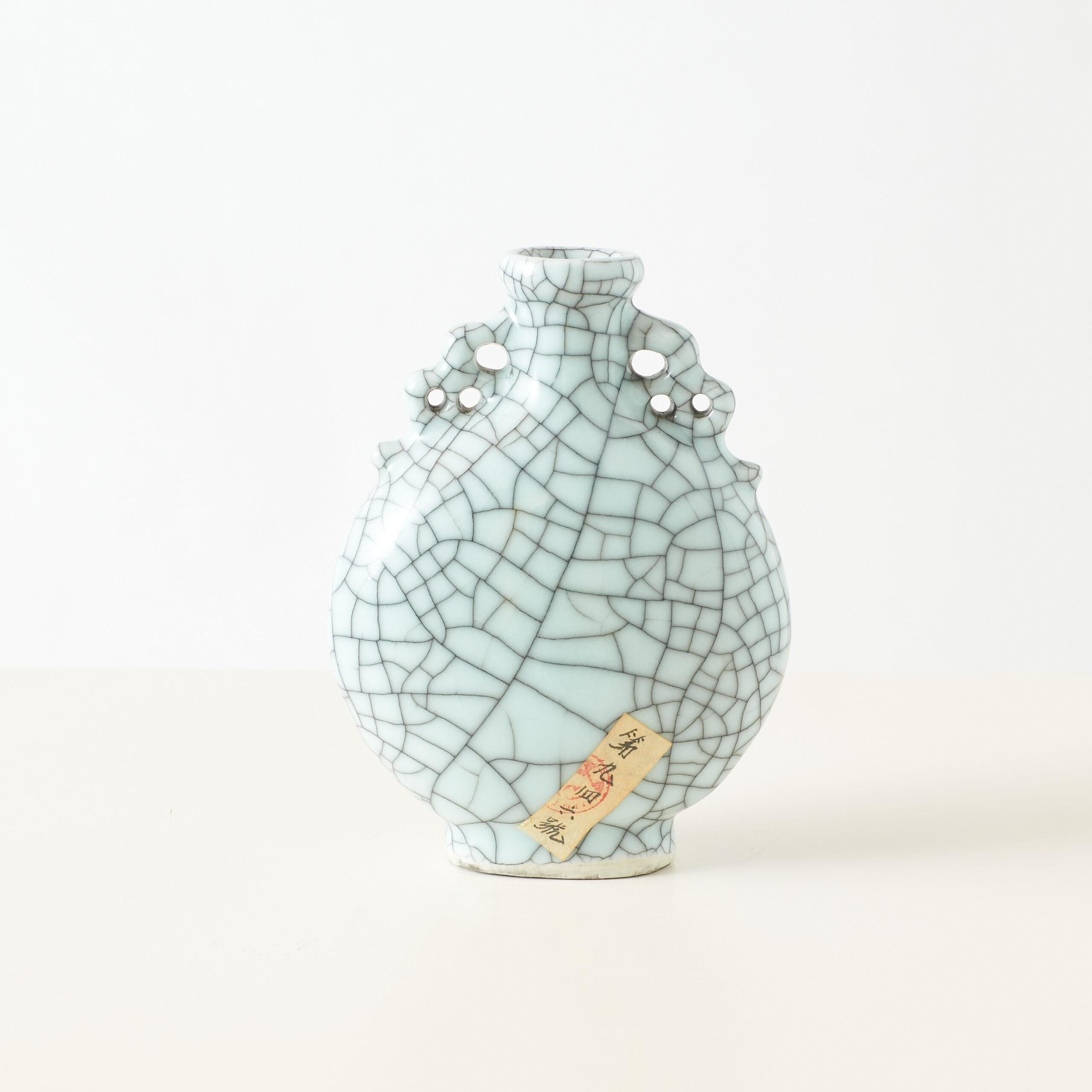 Mondflasche aus Steingut mit Crackle-Glasur im Ge-Stil

Diese Mondflasche aus chinesischem Steinzeug weist eine Glasur im Ge-Stil auf, die für ihr feines, absichtliches Craquelé-Muster bekannt ist und erstmals während der Song-Dynastie entwickelt