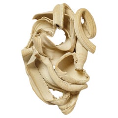 Escultura mural de gres de Patrick Crulis, 2026.