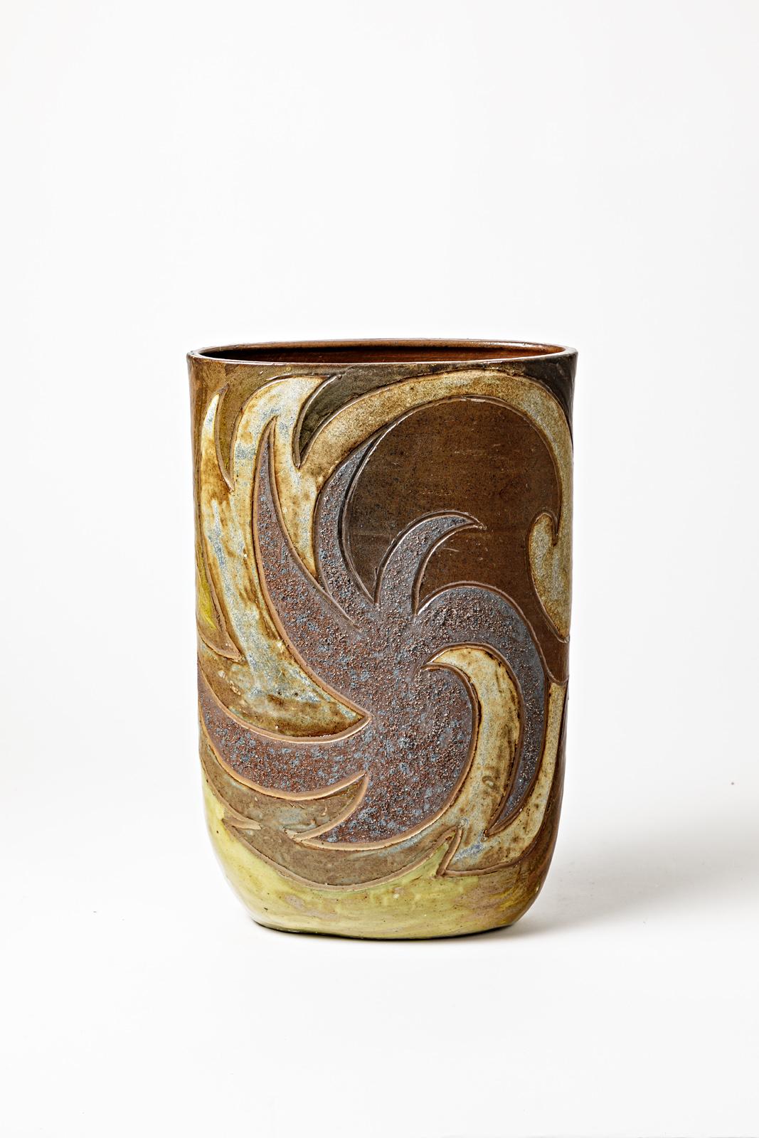 Vaso ovoidale in gres con decorazione astratta di George Martin.
Firma dell'artista su un lato. Circa 1970-1980. Pezzo unico.
H. : 13,9' x 4,3' x 9,2' pollici.