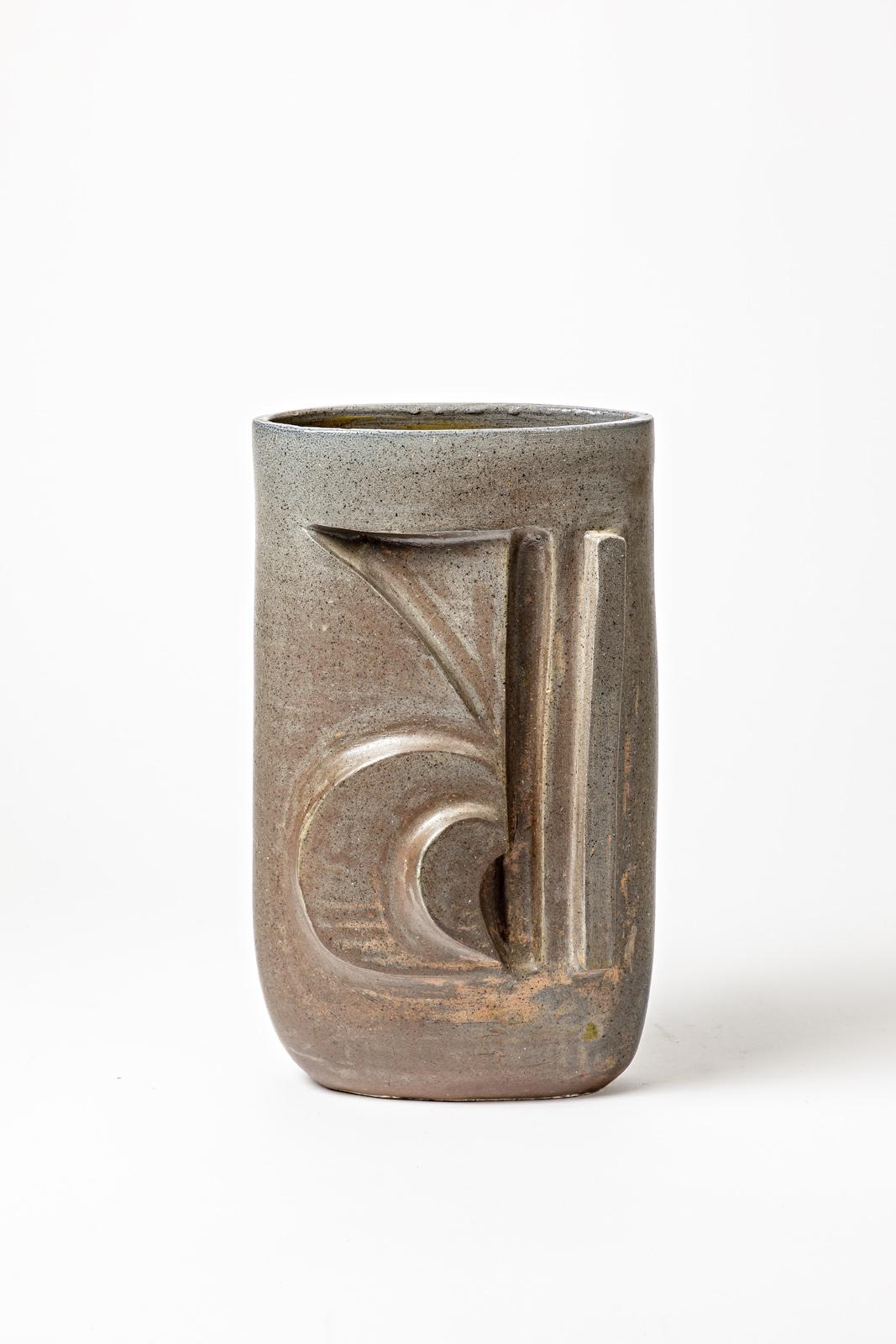 Vase ovoïde en grès à décor abstrait par Georges Martin.
Signature de l'artiste au dos. Circa 1970-1980. Pièce unique.
H : 13.2' x 4.1' x 7.7' pouces.