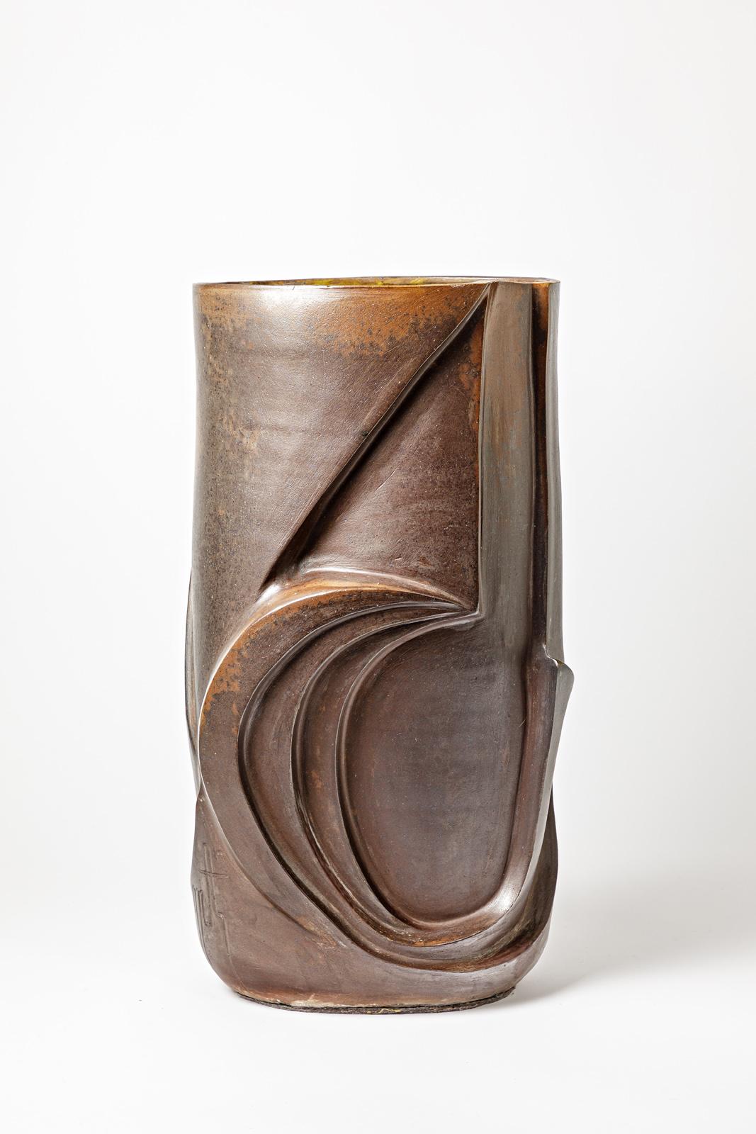 Vase ovoïde en grès à décor abstrait par Georges Martin.
Signature de l'artiste sur un côté. Circa 1970-1980. Pièce unique.
H : 12.6' x 9.4' x 23' pouces.