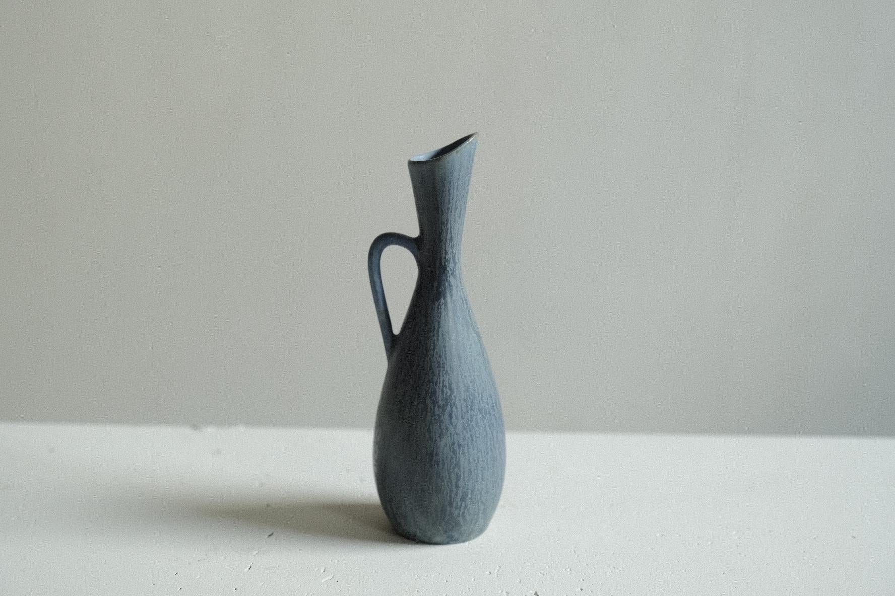 Brocca in gres di Carl-Harry Stålhane con uno splendido smalto blu a forma di pelliccia di lepre.

Firmato sotto. 

L'artista svedese Carl-Harry Stålhane (1920-1990) ha svolto un ruolo fondamentale nella diffusione della ceramica svedese nel