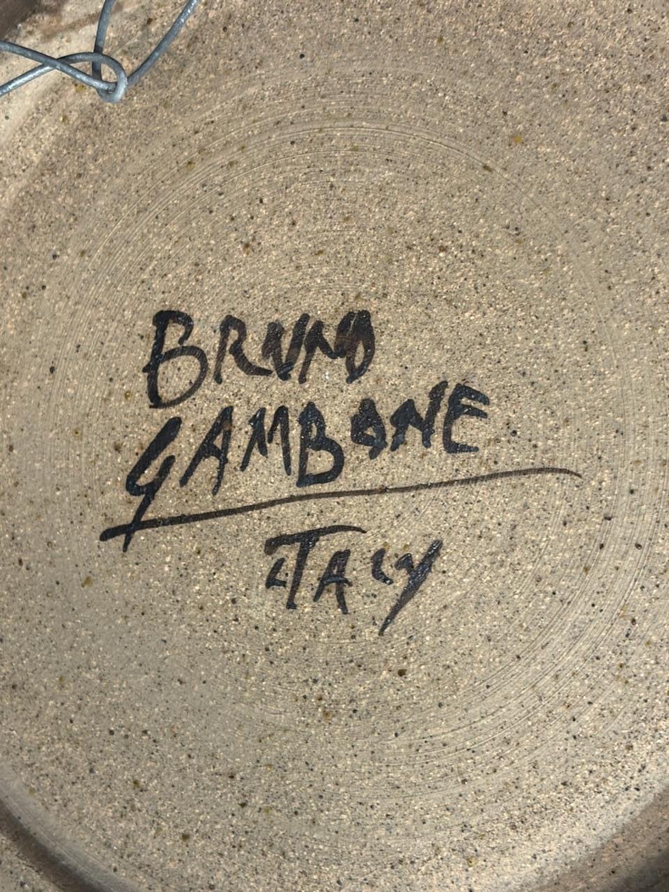 Teller aus Steingut von Bruno Gambone (Ende des 20. Jahrhunderts) im Angebot