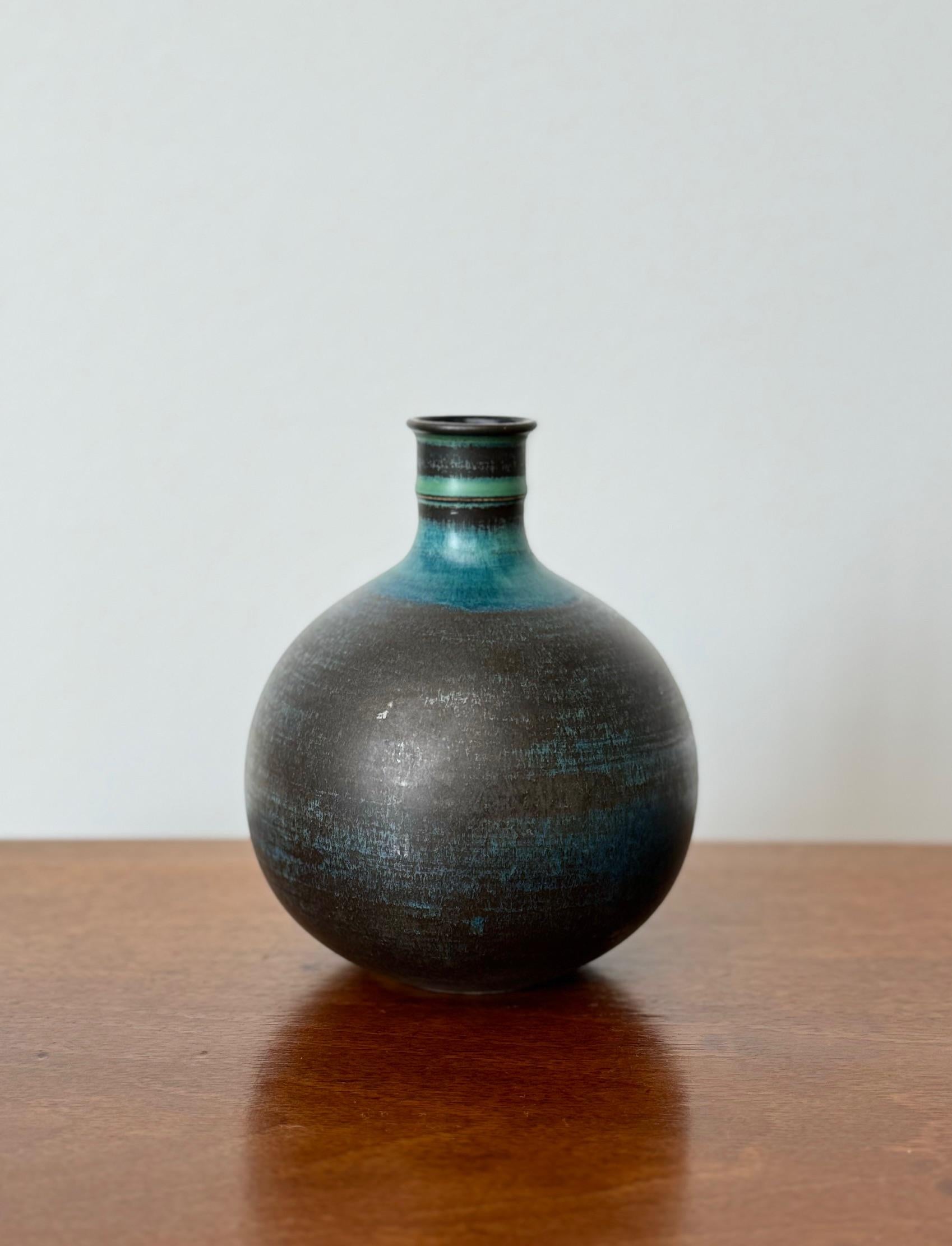 Stoneware round vase by Stig Lindberg for Gustavsberg In Good Condition For Sale In Paris, FR