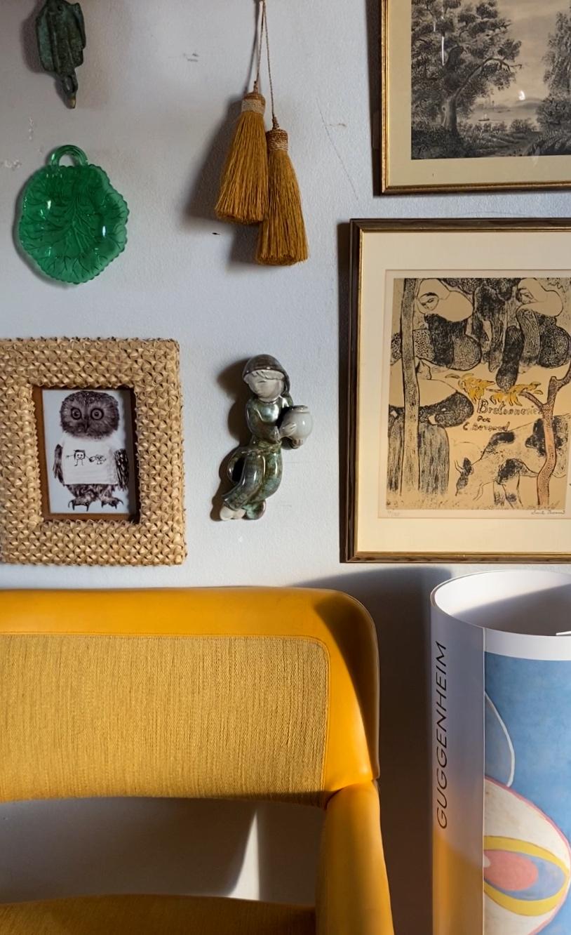 Questa splendida applique in gres, disegnata da Marianne Starck per Michael Andersen & Son, raffigura un affascinante ragazzo che tiene in mano un'urna. Oltre a contenere una candela, questa versatile applique può essere utilizzata come vaso da