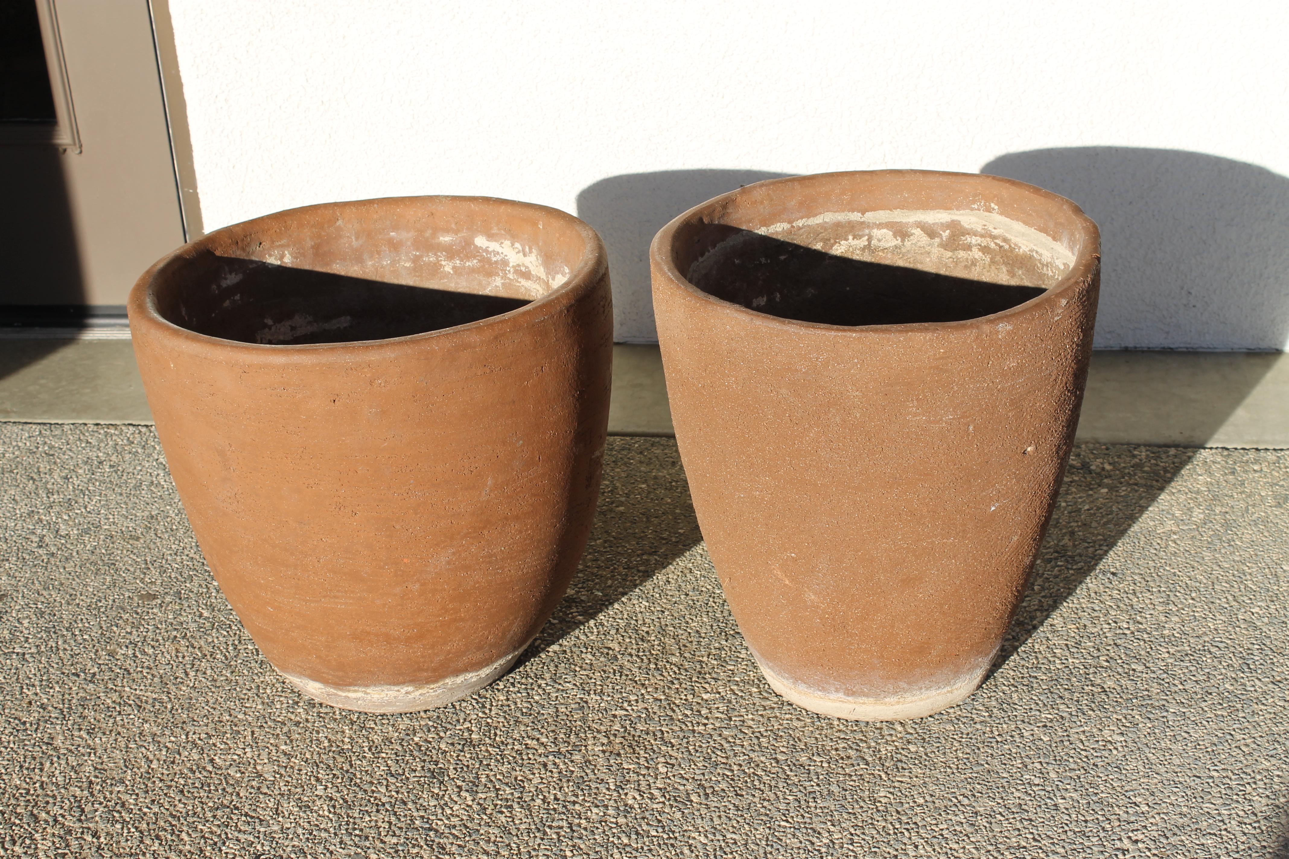 Pair of scrape stoneware planters by Stan Bitters for Hans Sumpf. Both are unglazed. Taller planter measures: 19